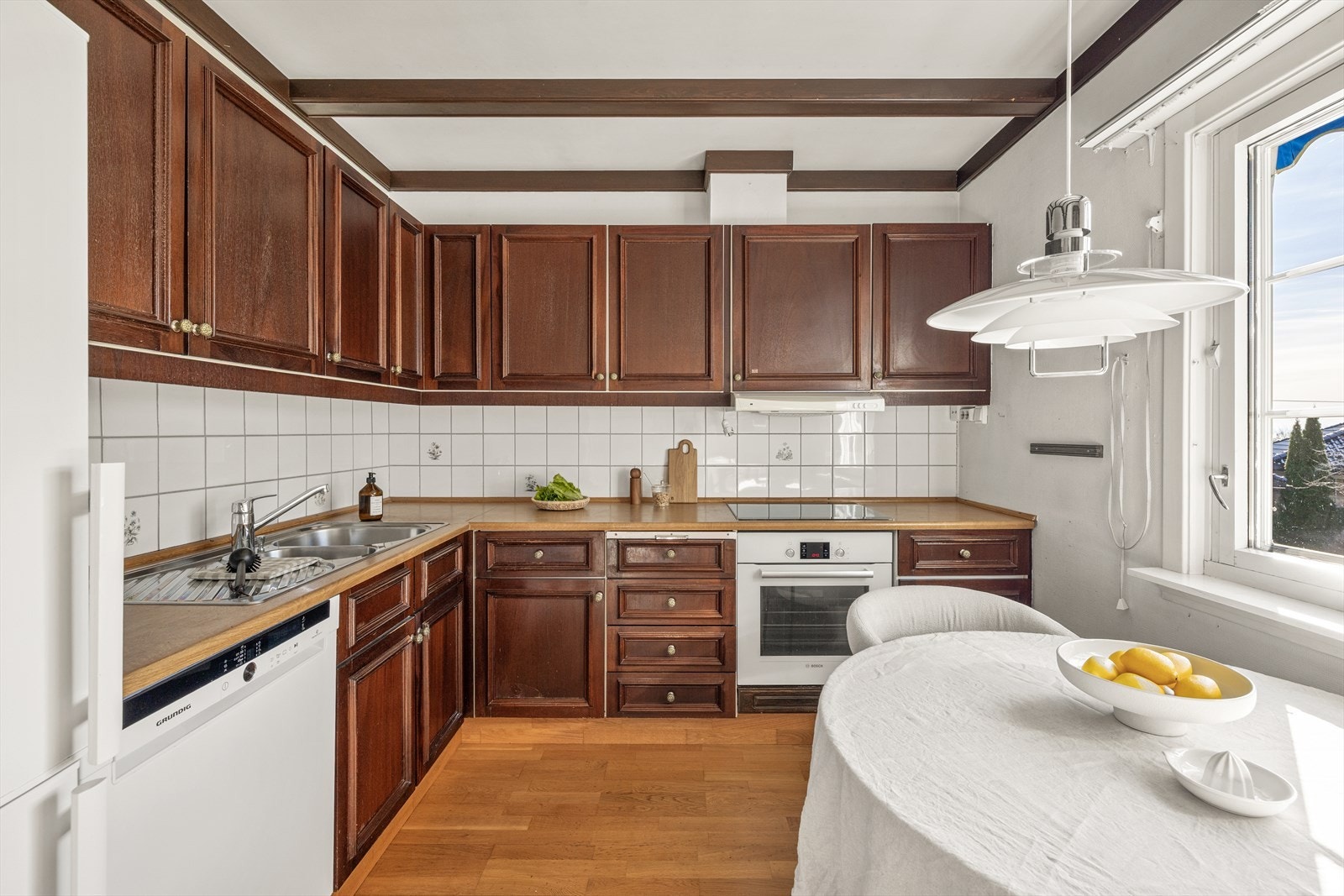 Kjøkken med profilerte fronter og laminat benkeplate Galleribilde