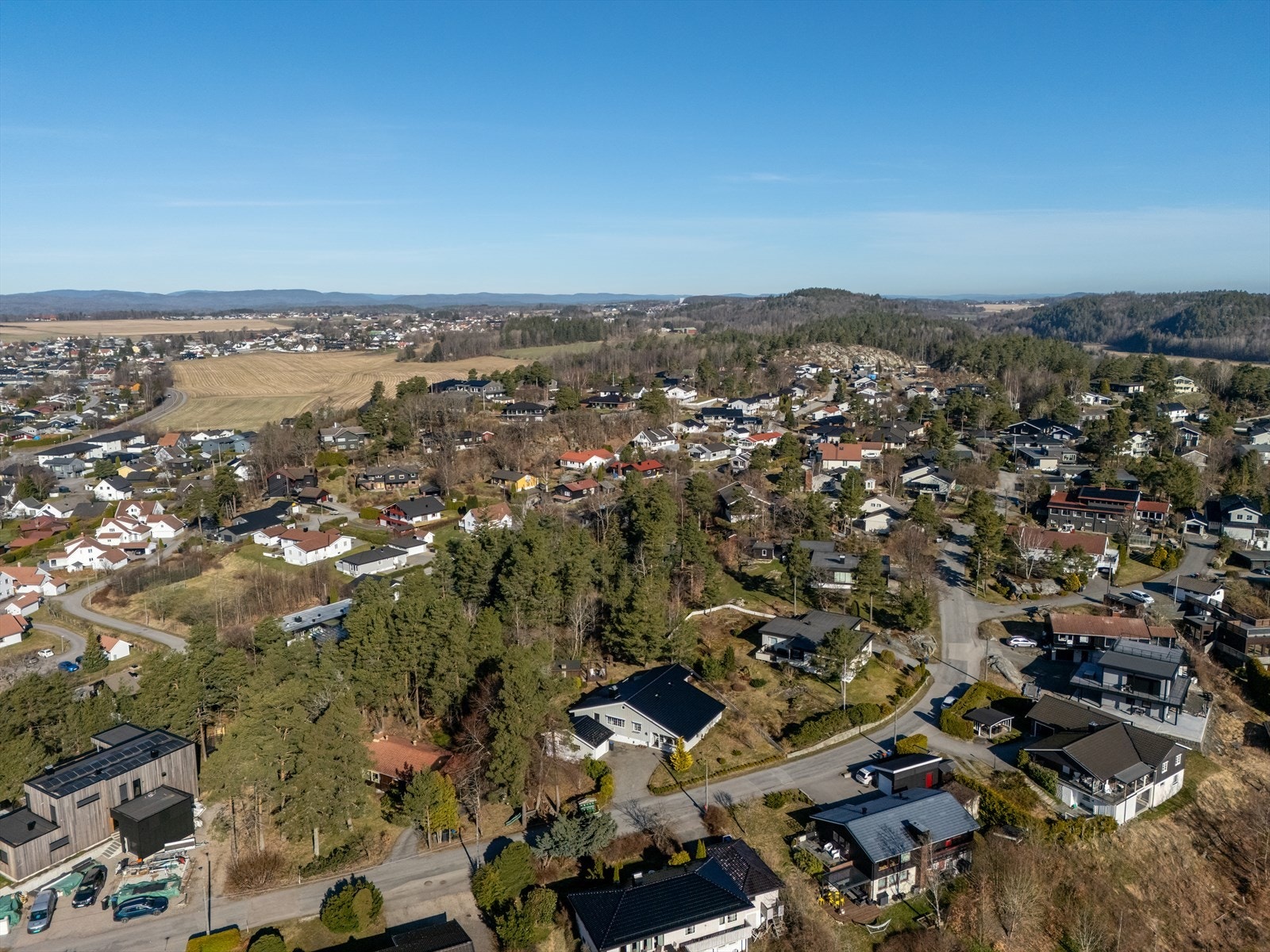 Eiendommen ligger i et etablert og familievennlig boligområde med en sentral og attraktiv plassering på Øvre Hasle Galleribilde