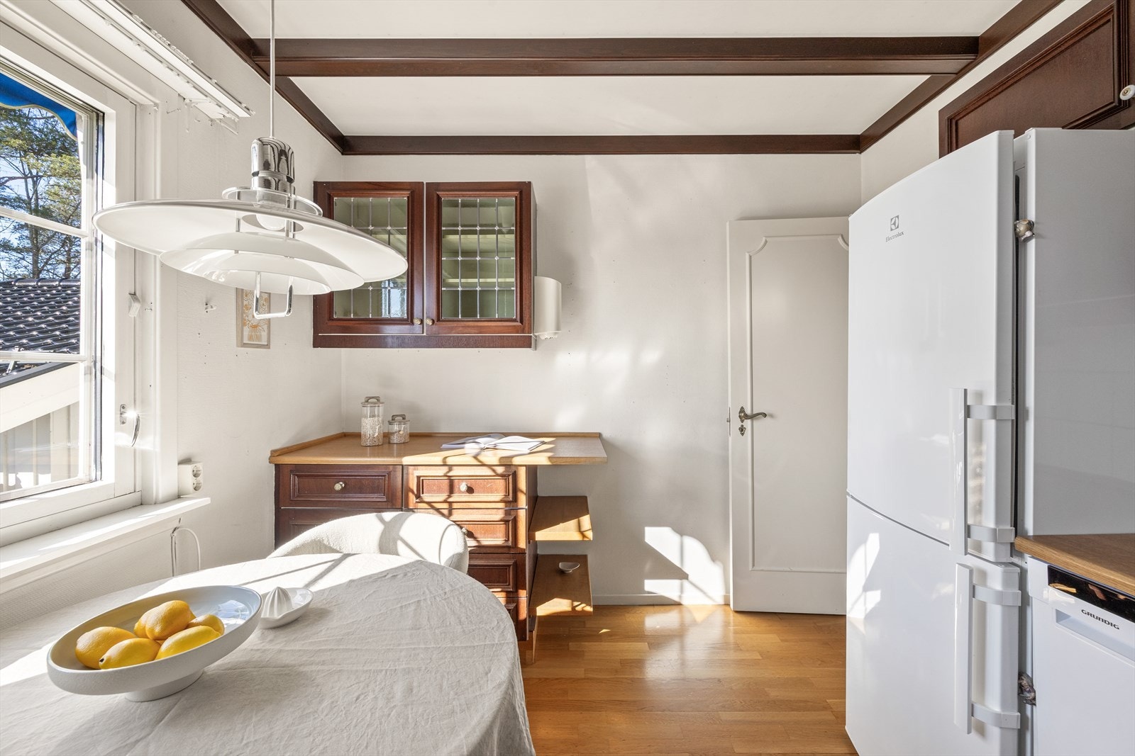 Det er også plass til et spisebord ved kjøkkenvindu Galleribilde