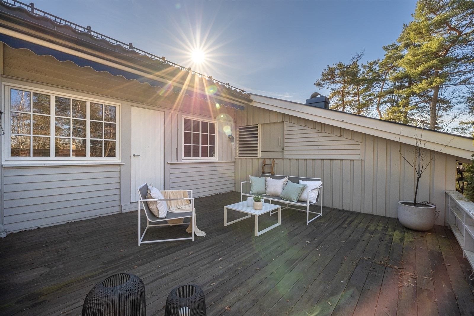 Stor veranda med plass til sittegruppe og grill Galleribilde