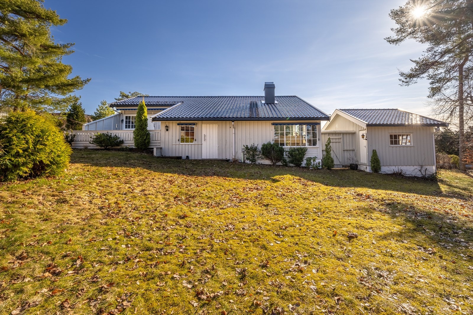 Stor, barnevennlig tomt med mye plass til lek og moro Galleribilde