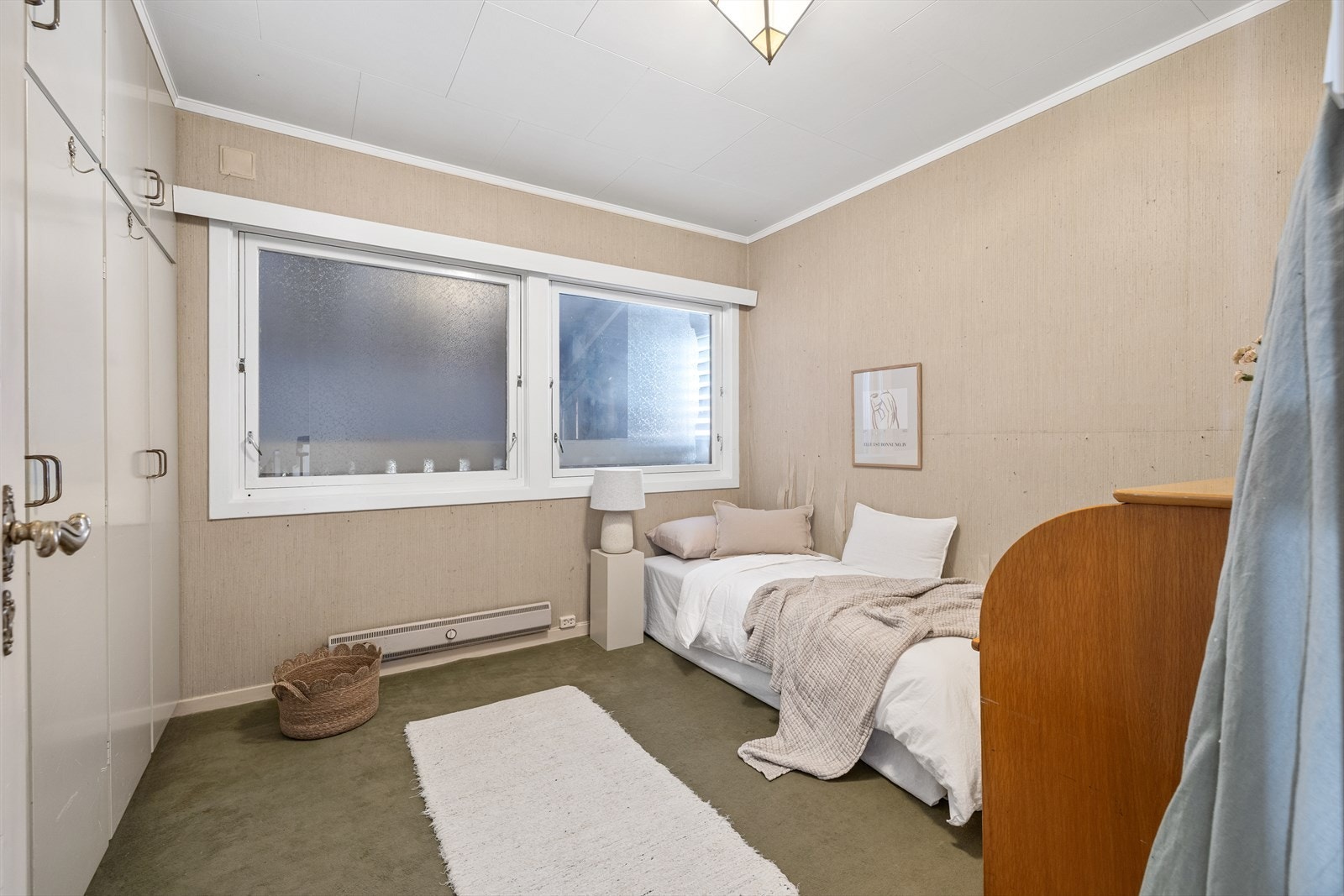 Soverom 3 med plass til seng og medfølgende garderobeskap Galleribilde