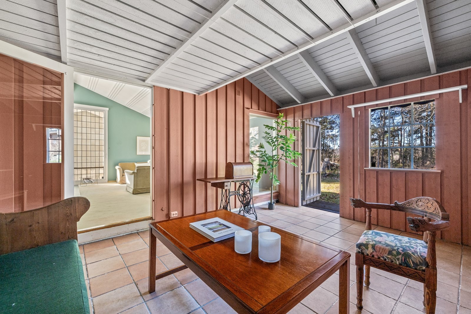 Fra hovedstuen er det en ekstra stue med utgang rett ut i hagen Galleribilde