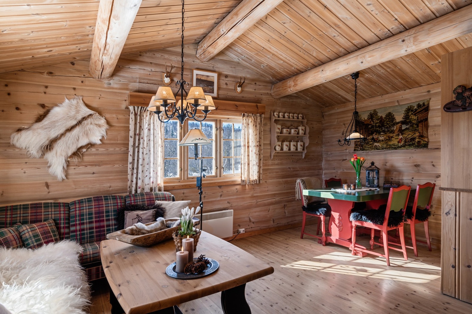 I stuen/ kjøkkenet er det røstet tak. Galleribilde