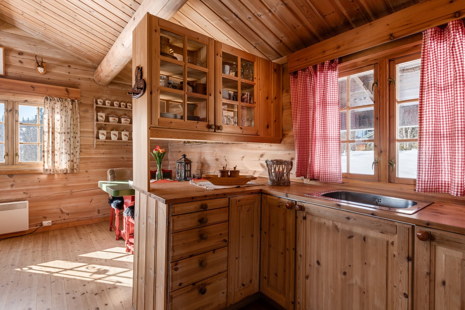 Koselig kjøkkenbar mot spisestuen Galleribilde