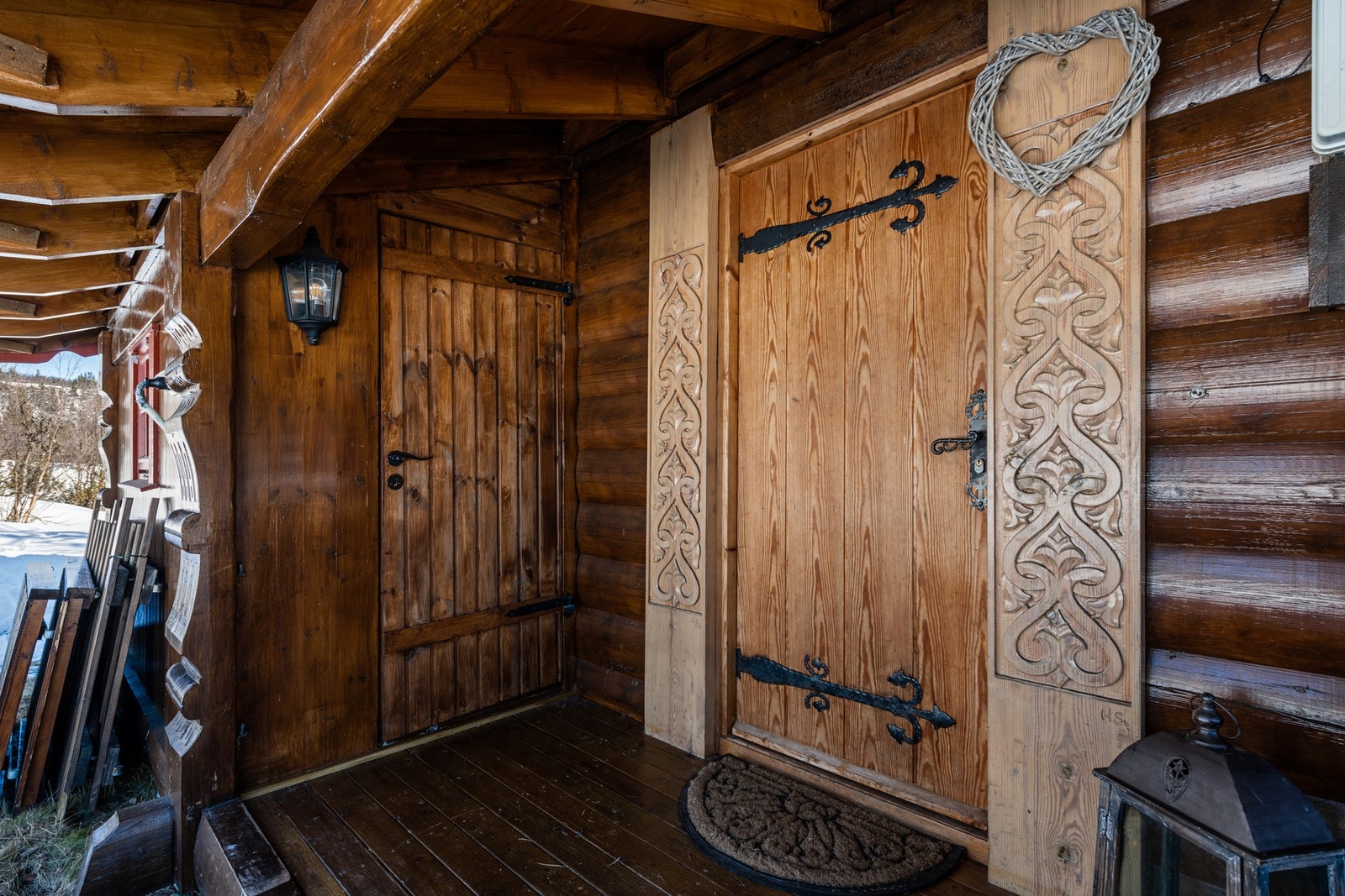 Inngangsdør med flotte detaljer. Inngang til toalettrommet. Galleribilde