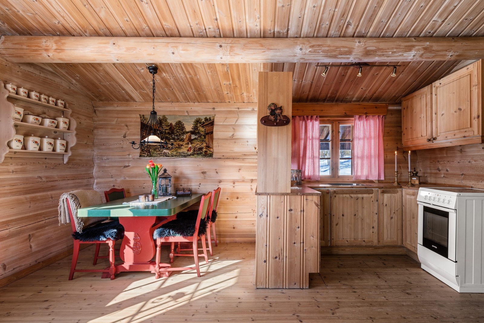 Kjøkkenet er åpent, men samtidig skjermet. Galleribilde