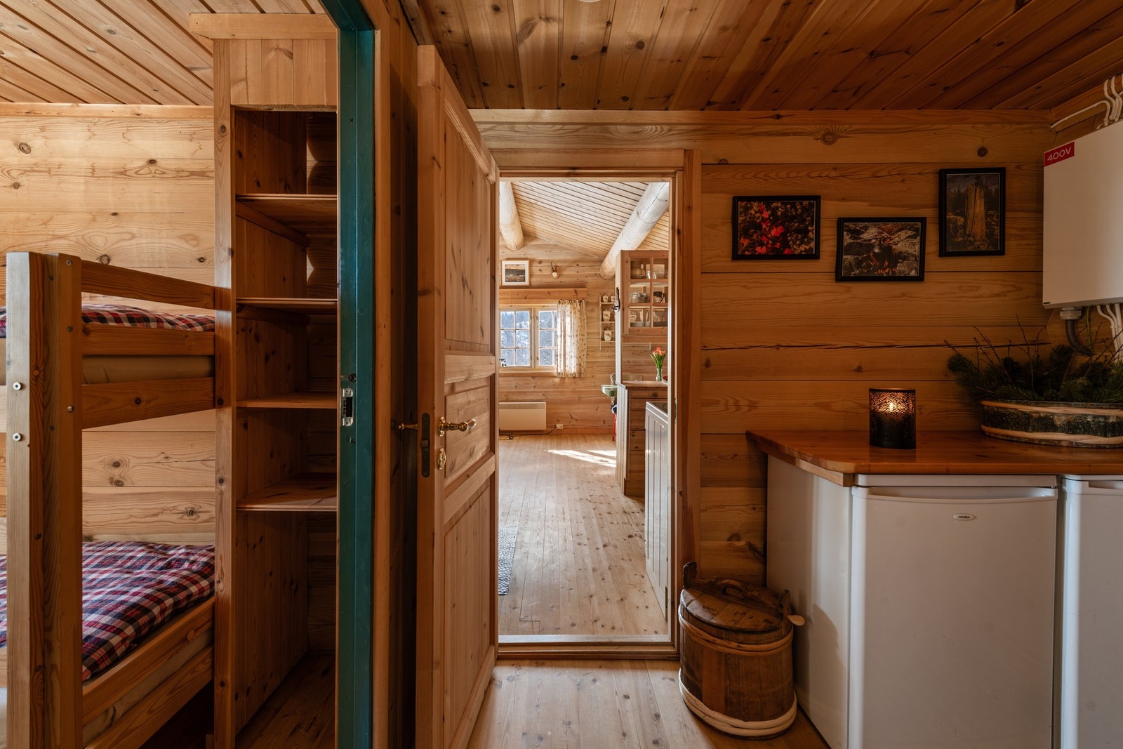 Eldre og sjarmerende hytte. Galleribilde