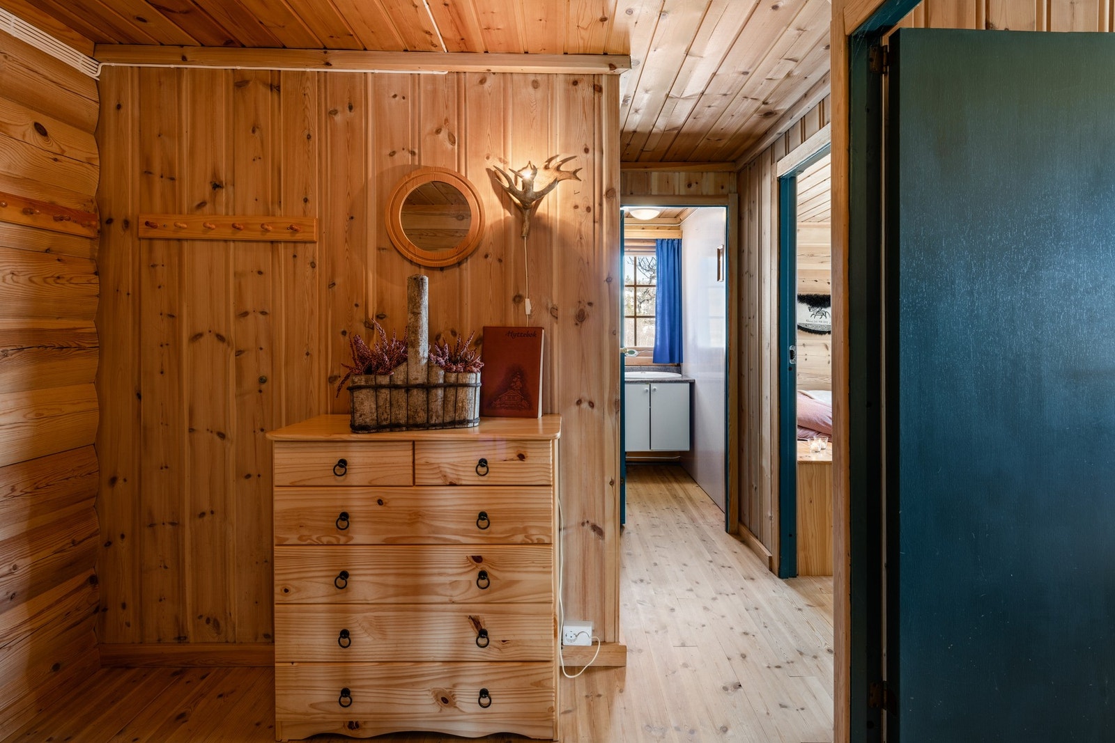 Plass til å henge fra seg yttertøy. Galleribilde