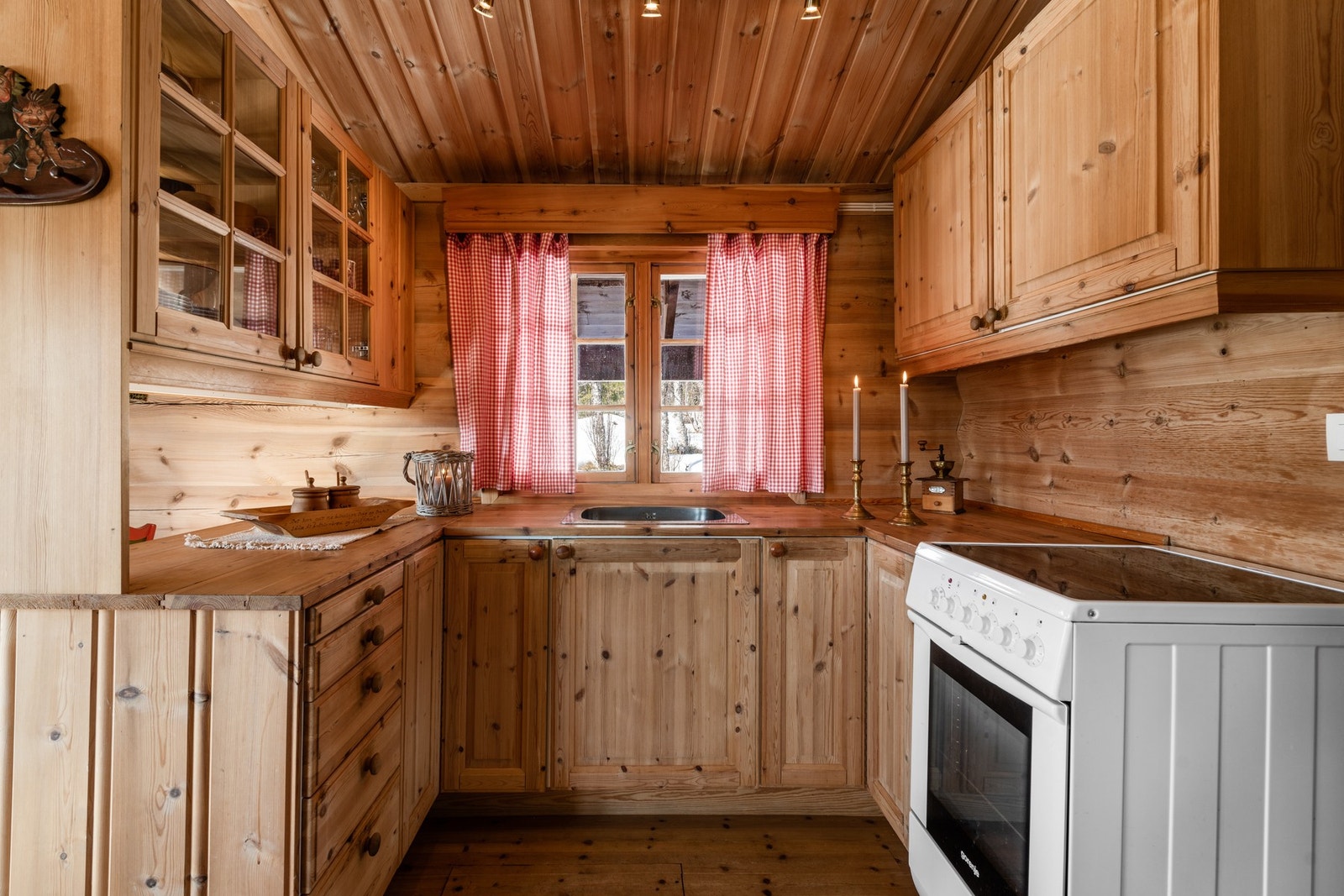 Kjøkkenet har bra med skap plass for oppbevaring. Galleribilde