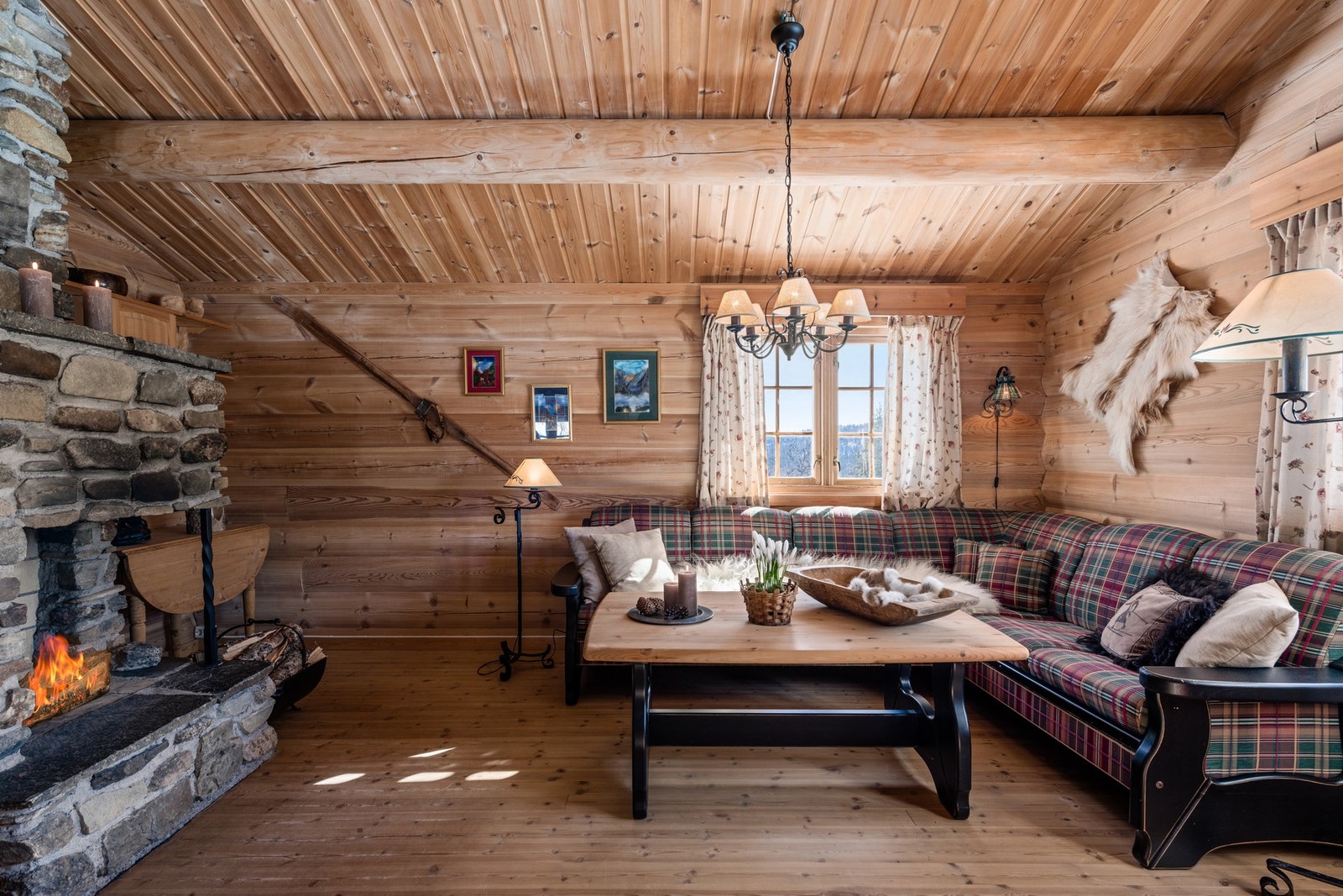 Romslig stue med stor og flott peis. Galleribilde