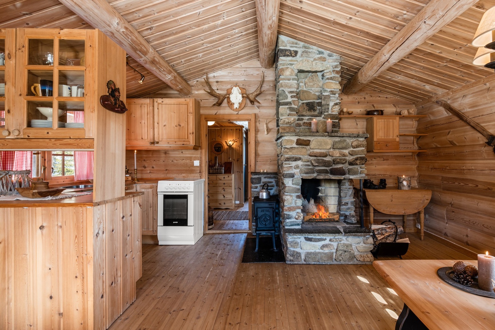 Åpen løsning mellom stue/ kjøkken. Galleribilde