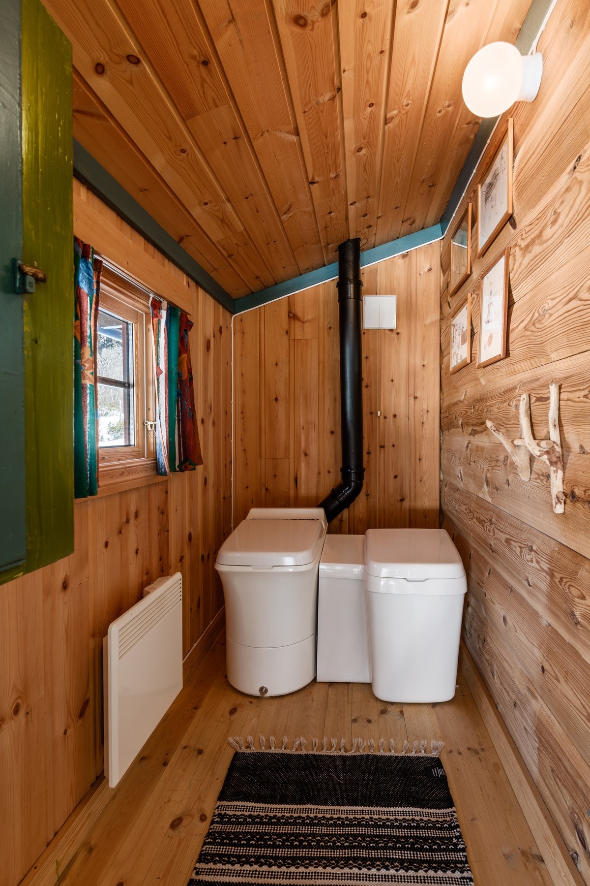 Toalettrommet med Cinderella forbrenningstoalett Galleribilde