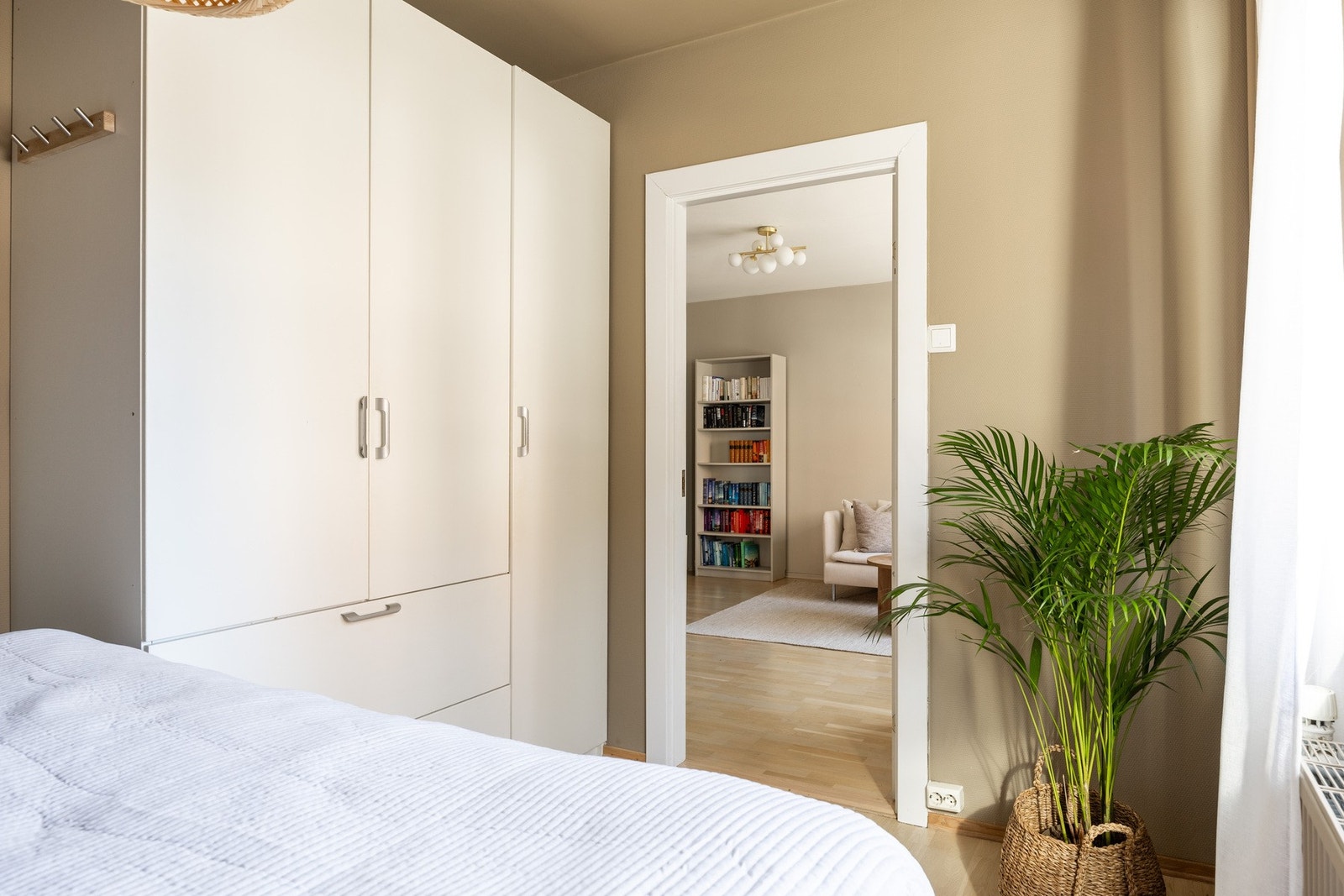 Innredet med stor garderobe, hvor man har rikelig med oppbevaring. Galleribilde