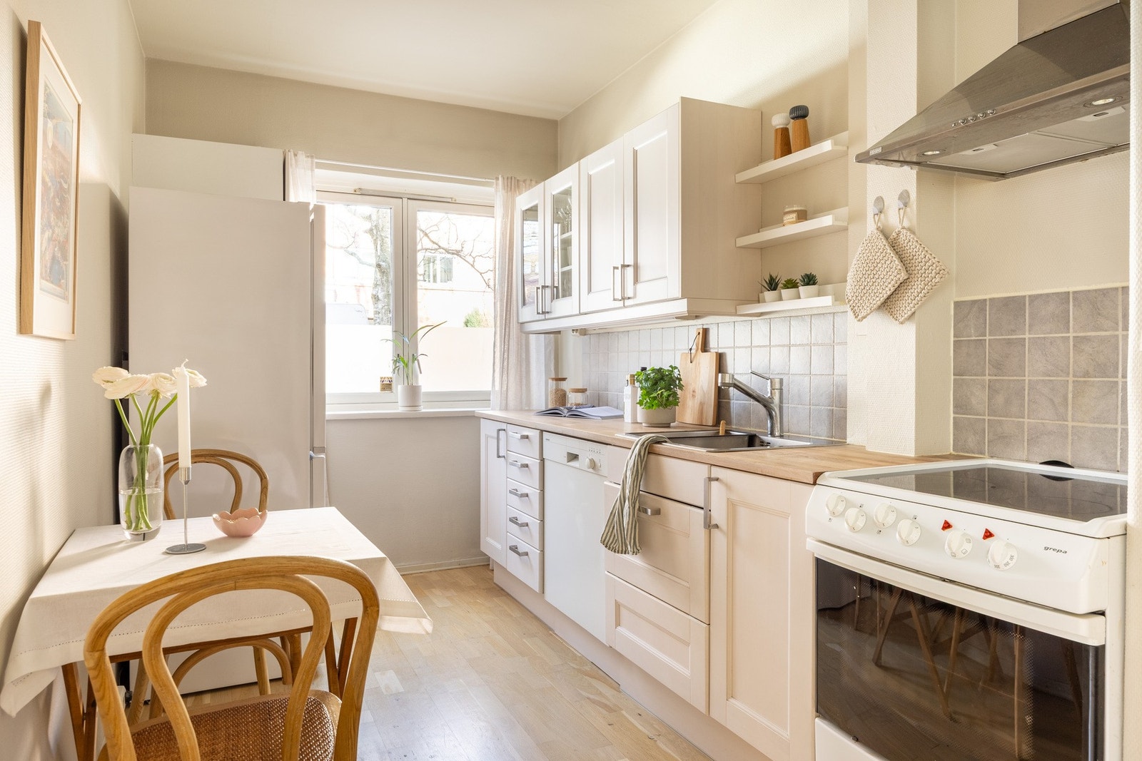 Kjøkkenet er lyst med en klassisk og tidløs kjøkkeninnredning, god oppbevaringsplass og store arbeidsflater. Galleribilde