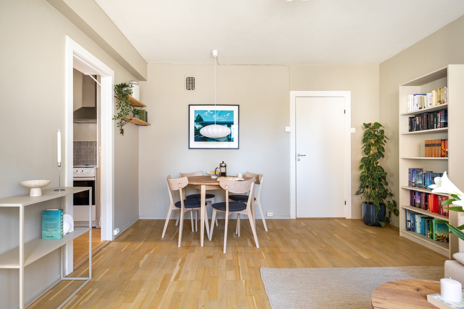 Her er det god plass til hele familien eller besøk, enten det er i sofahjørnet eller rundt spisebordet. Galleribilde