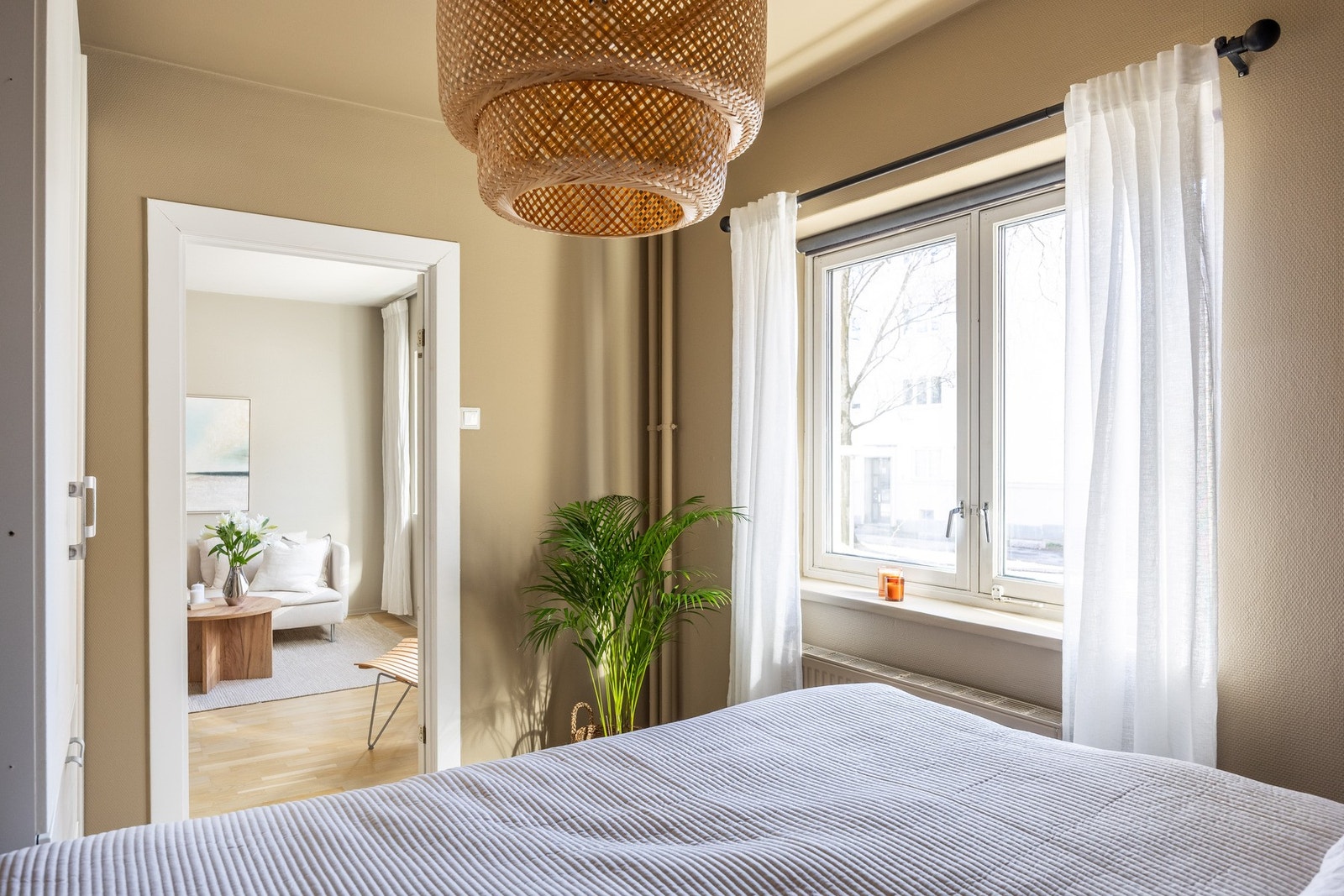 Leilighetens soverom er av god størrelse med plass til dobbeltseng med tilhørende nattbord. Galleribilde