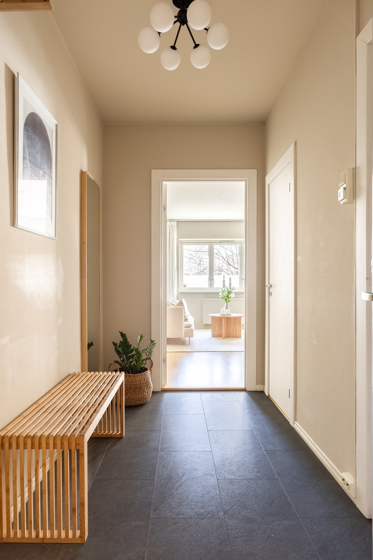 Romslig entré med plass til ønskelige møblementer. Galleribilde