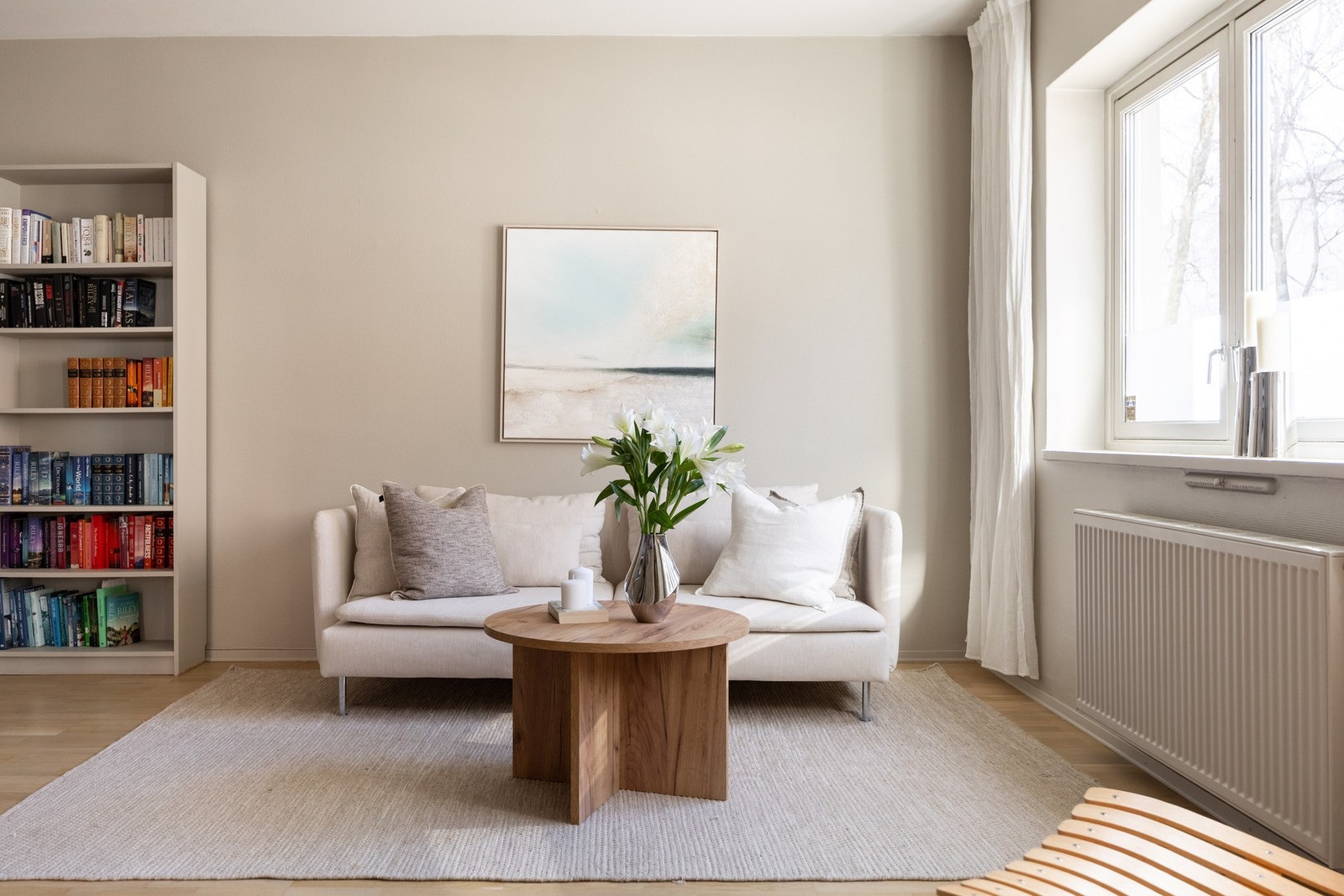 Leiligheten har store vindusflater som slipper inn mye naturlig lys. Galleribilde