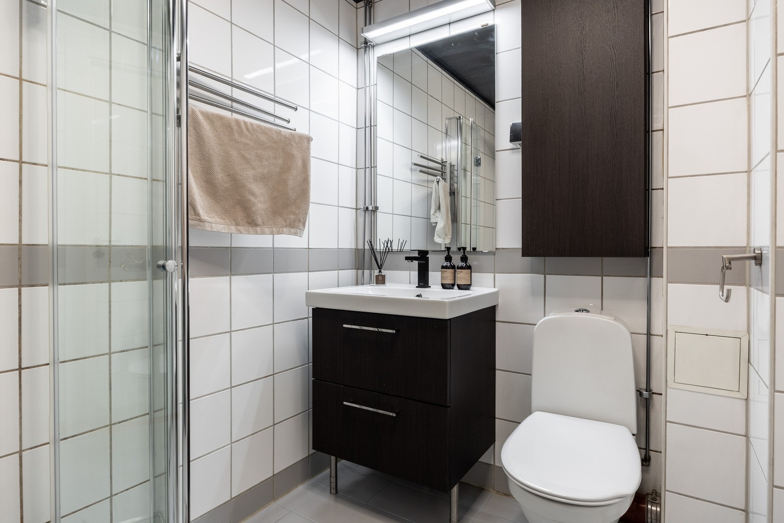 Pent baderom med flislagt gulv med varme. Galleribilde