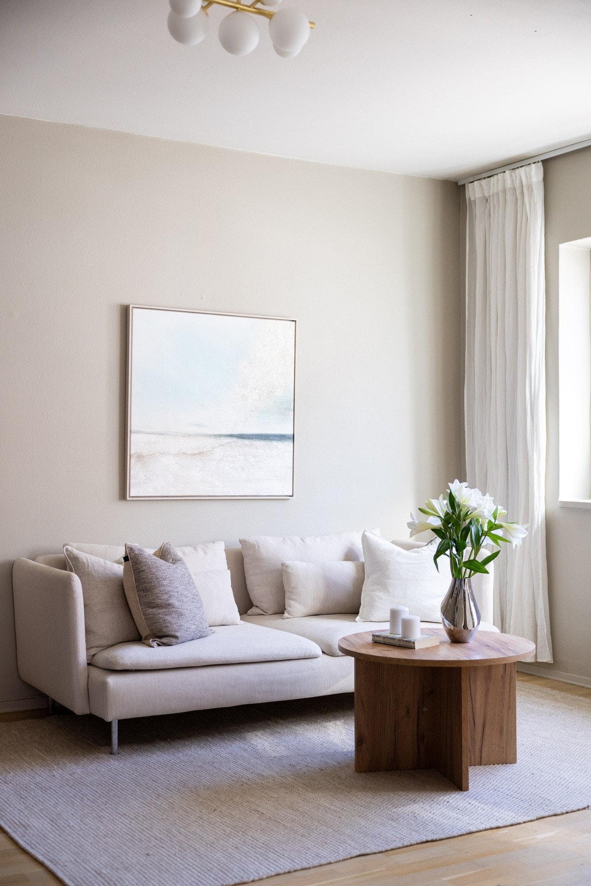 Oppvarming, varmtvann og bredbånd er inkludert i dagens felleskostnader. Radiatoranlegg ble skiftet i 2018. Galleribilde