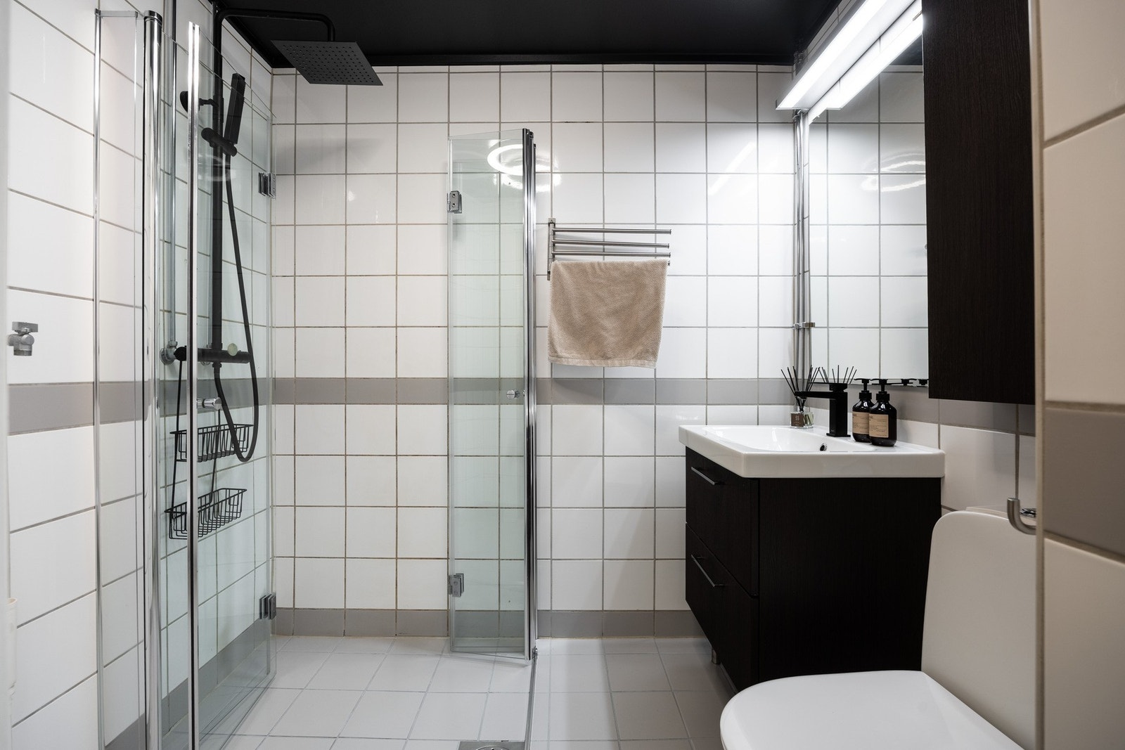 Opplegg for vaskemaskin og naturlig avtrekksventil i himling. Nylig oppgradert fellesvaskeri i 2024 Galleribilde