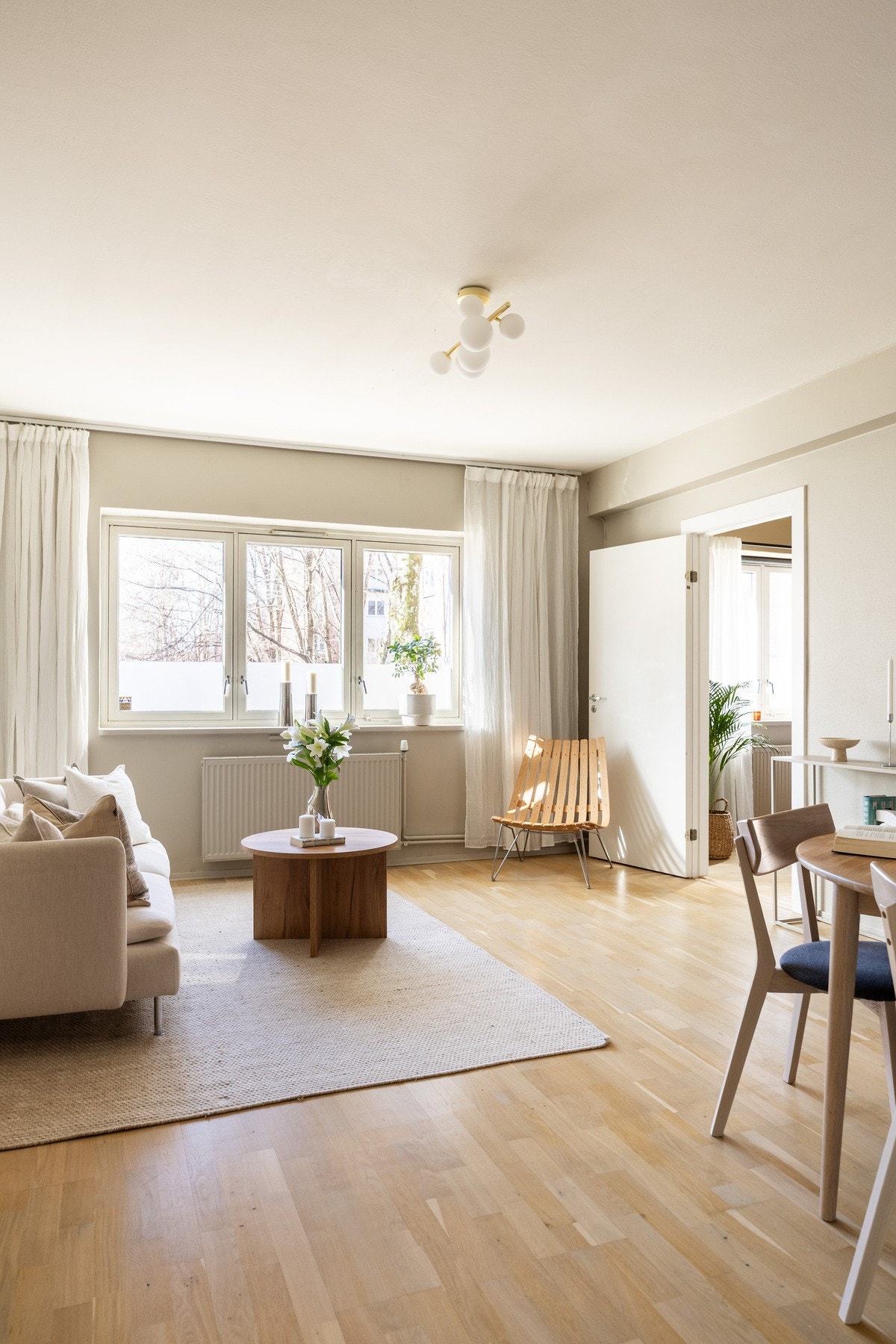 Lys og delikat stue som er romslig og har en fin planløsning. Galleribilde