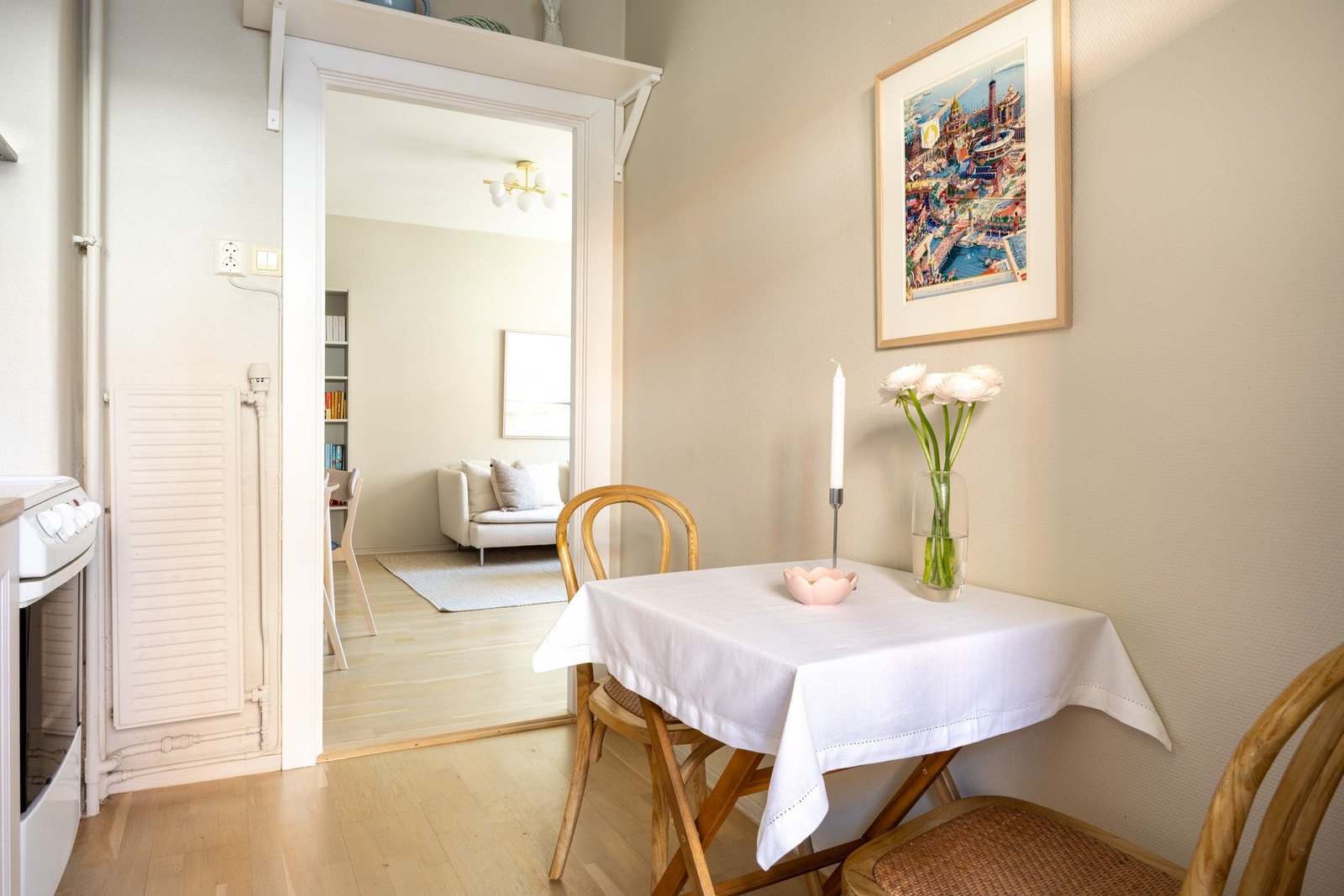 Leiligheten er belagt med parkettgulv, hvor gulvflater i stue, kjøkken og soverom ble slipt i 2020. Galleribilde