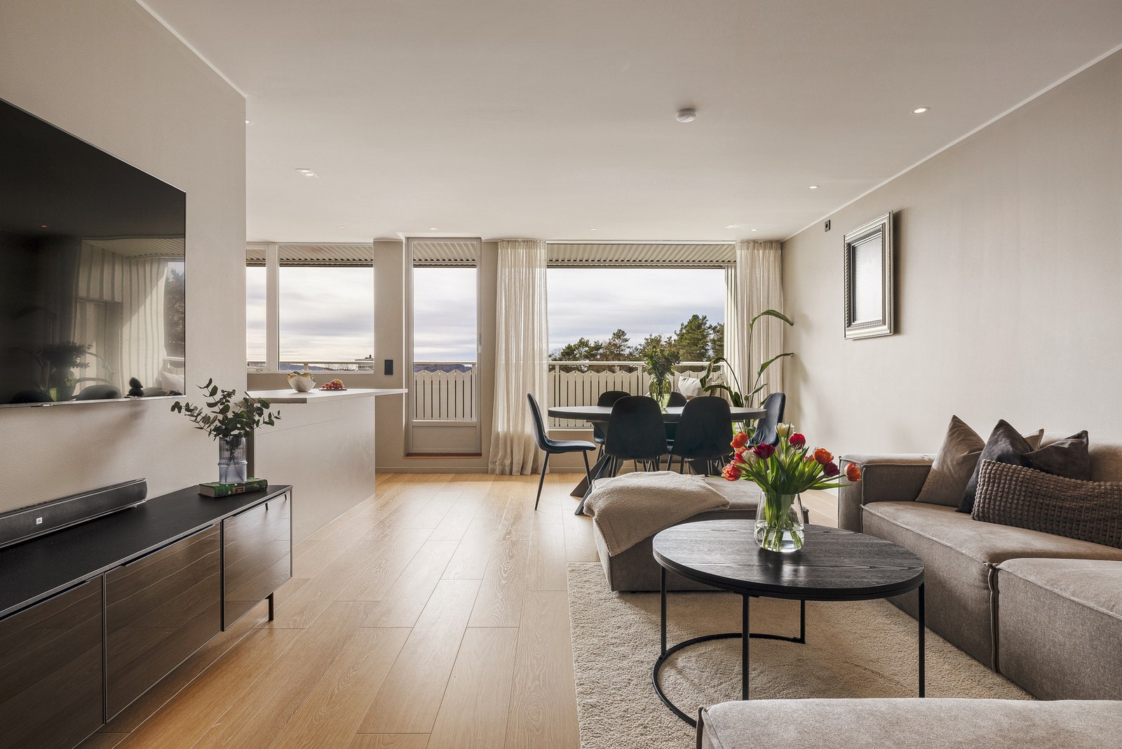 De store vindusflatene slipper inn rikelig med naturlig sollys som gir en lys og luftig atmosfære Galleribilde