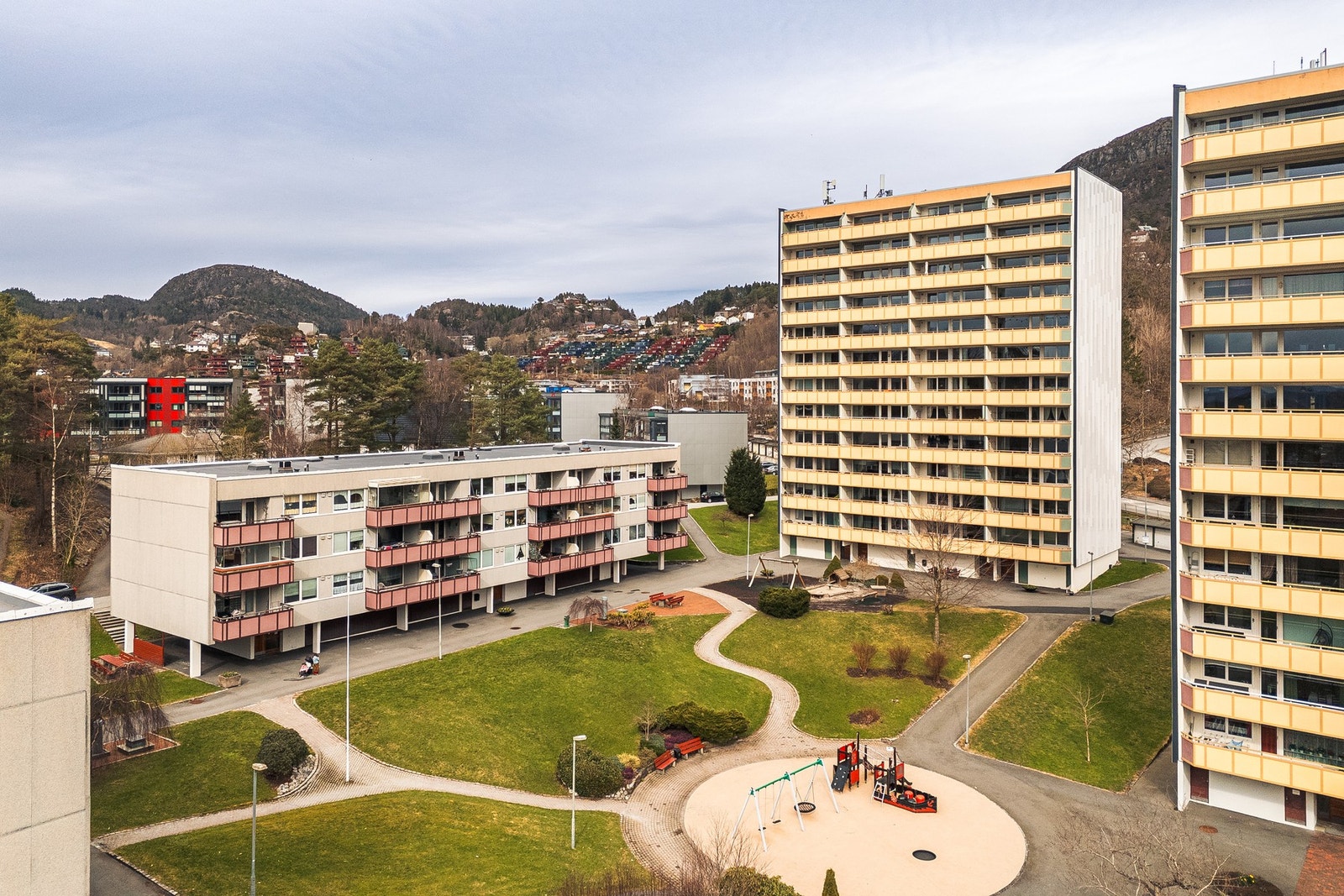 Dette er et fredelig nabolag med lekeplass, perfekt for barnefamilier Galleribilde