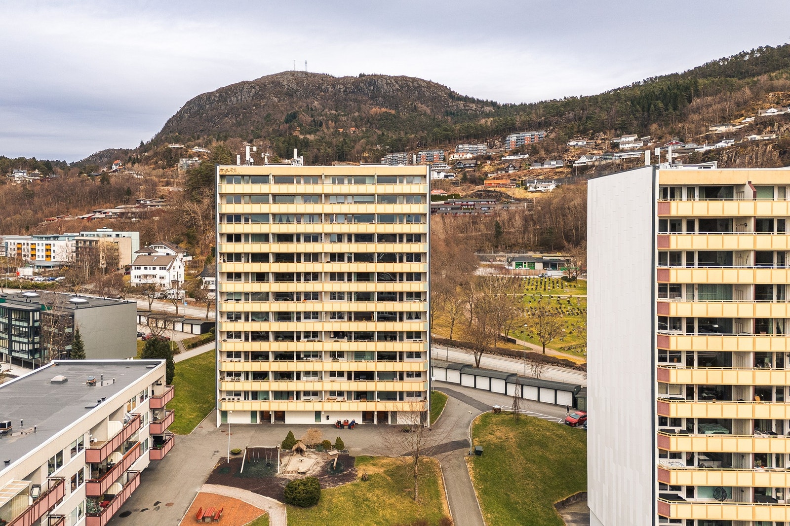 Her bor du i rolige omgivelser med gangavstand til Oasen, treningssenter, skoler, barnehager, turområder og kollektivtilbud Galleribilde