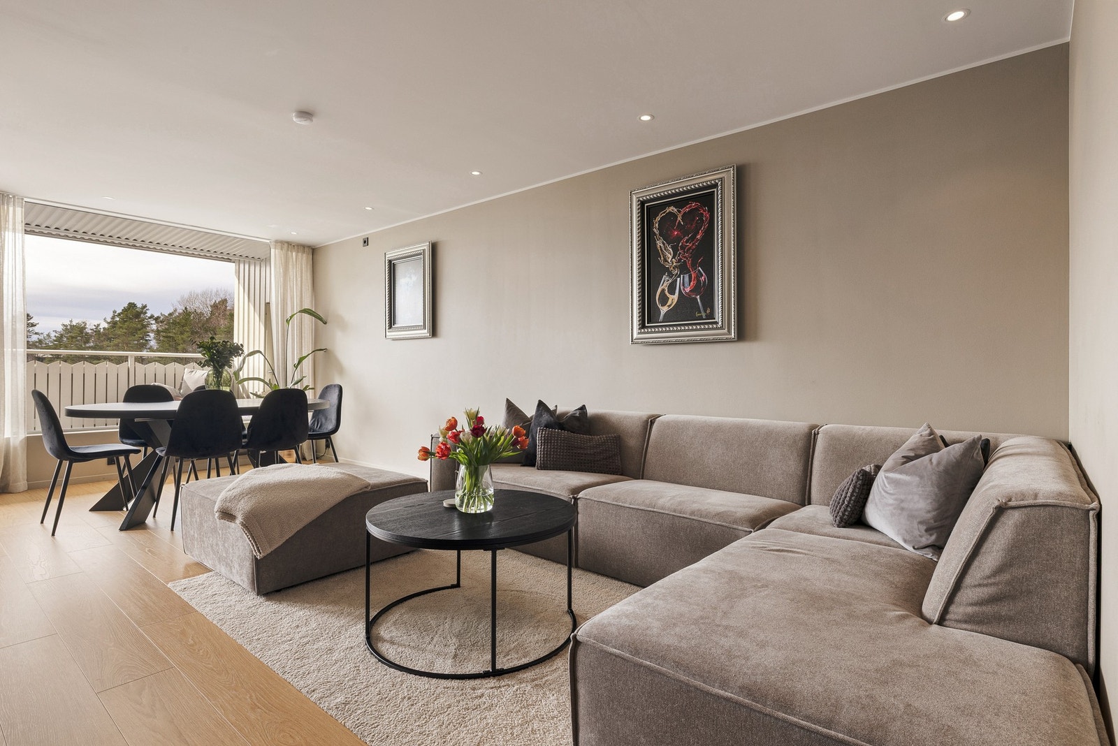 Dette er en lekker og velgjennomført stue, malt i et moderne fargevalg Galleribilde