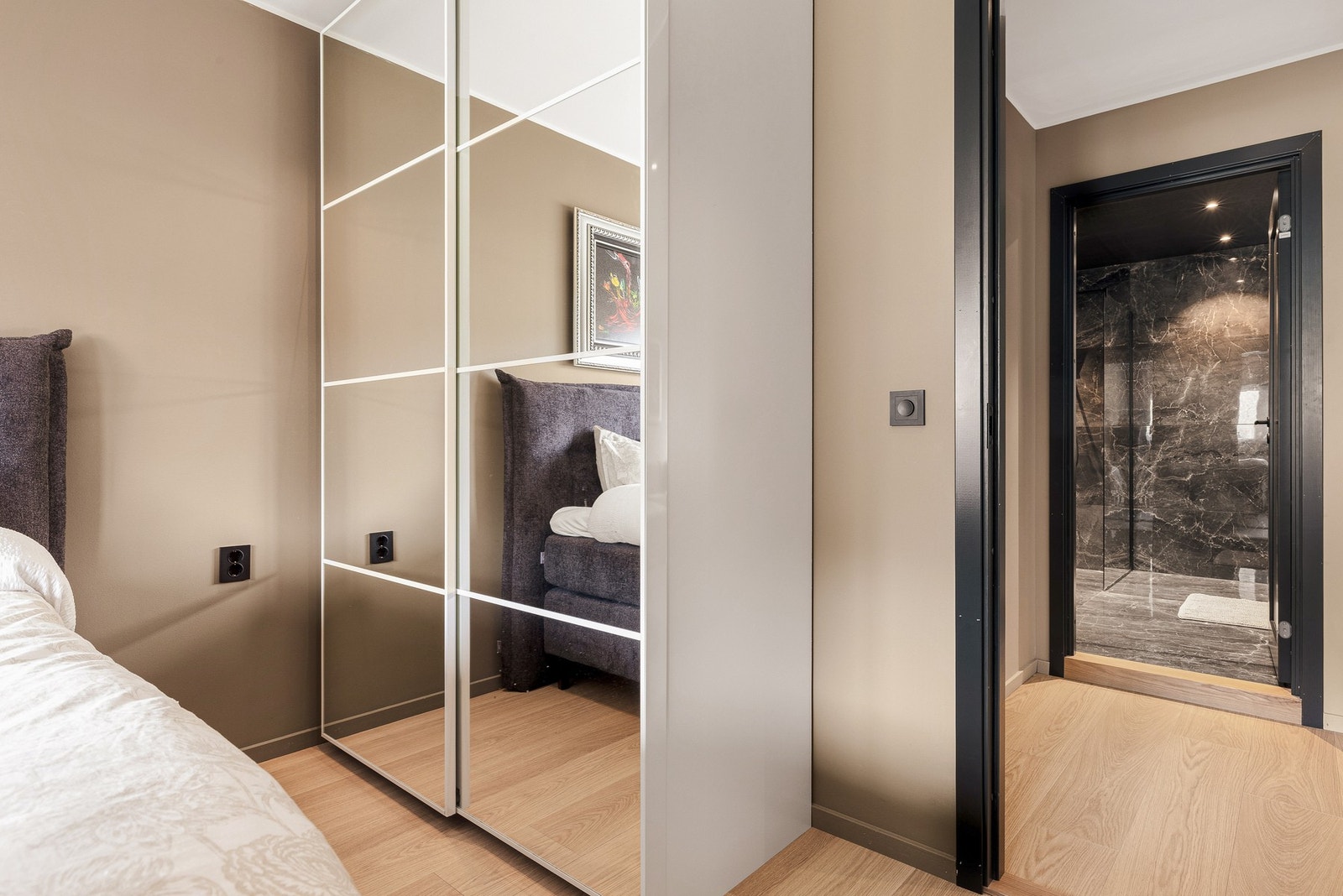 Soverommene har plass til både seng, nattbord og annet møblement Galleribilde