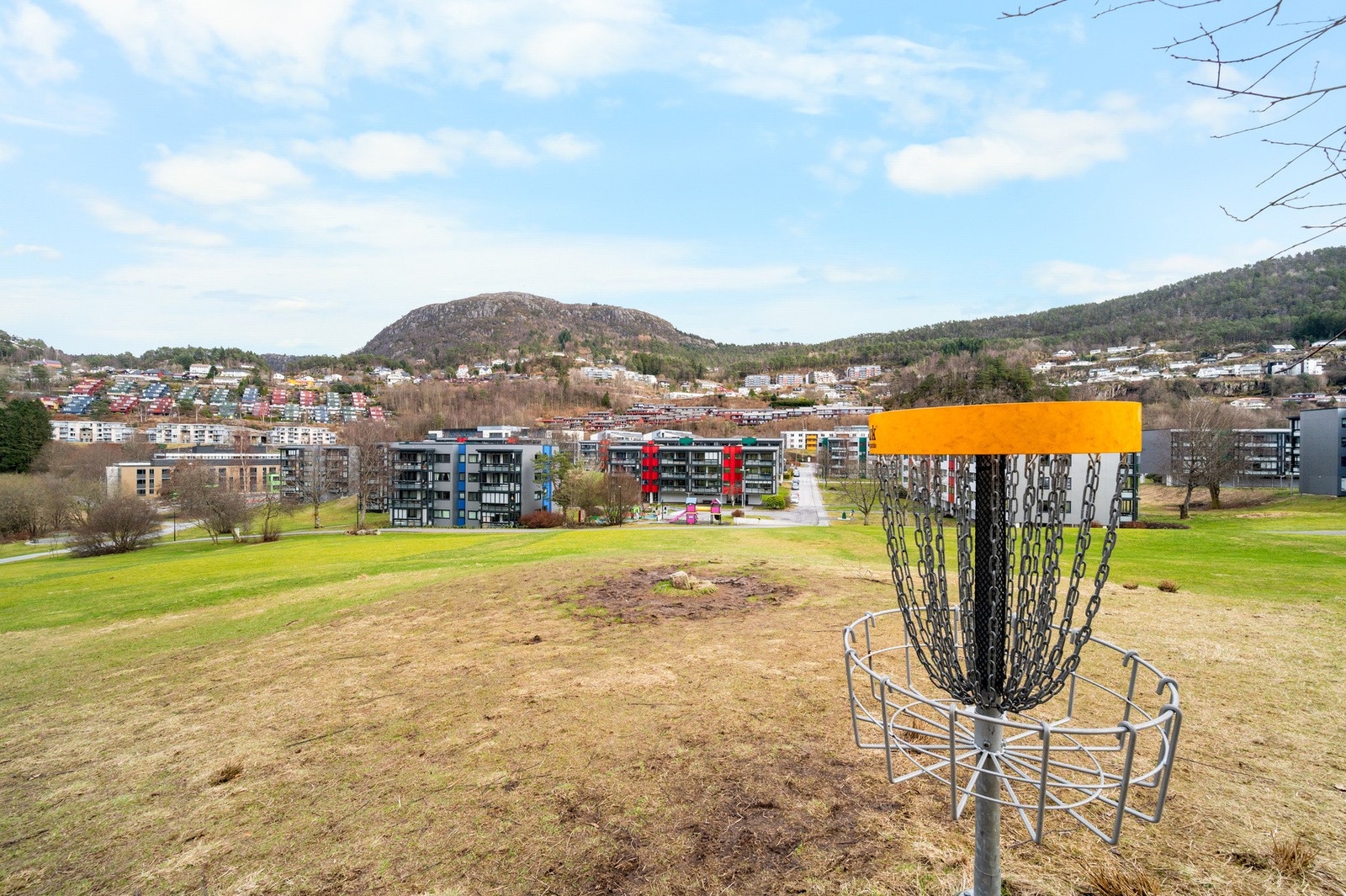 Like i nærheten ligger Lynghaugparken, et populært rekreasjonsområde med blant annet frisbeegolf, ballbinge, fotballbane og skatepark Galleribilde