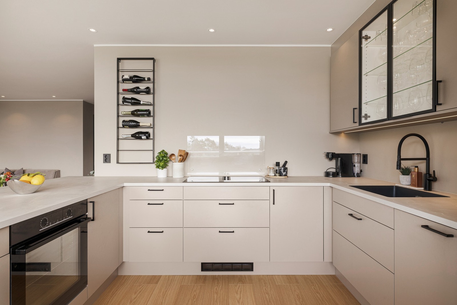 Dette kjøkkenet kombinerer moderne design med praktiske løsninger for en effektiv og stilfull matlagingsopplevelse. Galleribilde