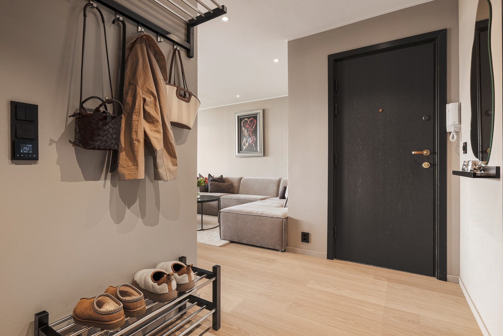 Vel inne blir du møtt av en pen gang som gir et godt førsteinntrykk av leiligheten. Her er det plass til å henge fra seg uteklær, samt annet møblement Galleribilde