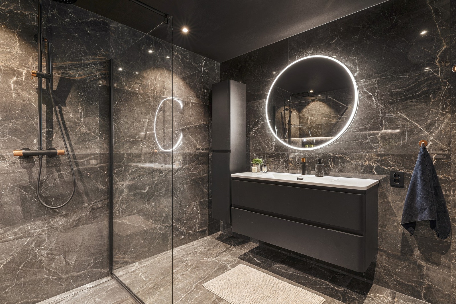 I tillegg sørger varmekablene i gulvet for behagelig komfort året rundt Galleribilde