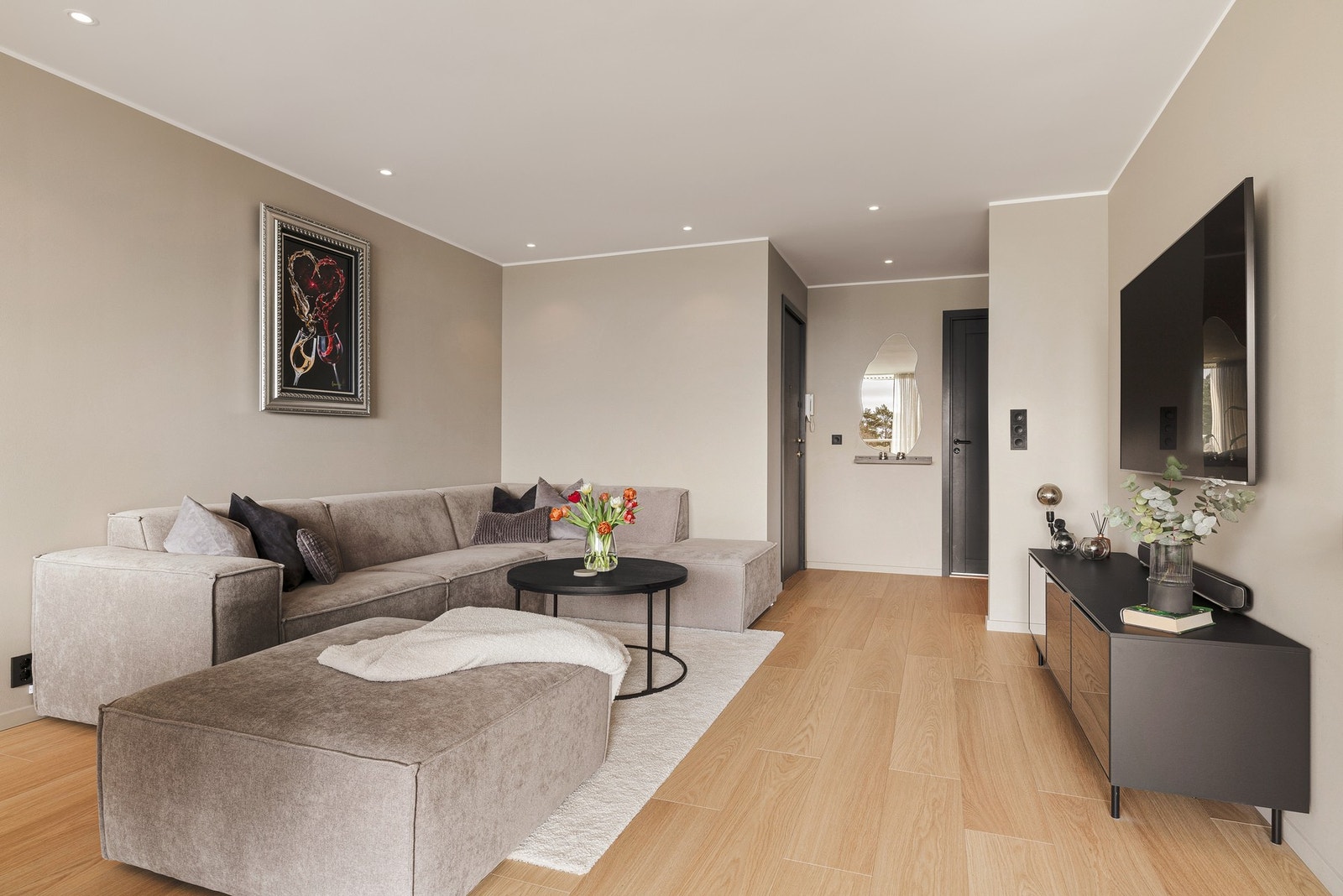 Dette er en svært lekker og moderne 3-roms med stor balkong, beliggende i et sentralt område Galleribilde