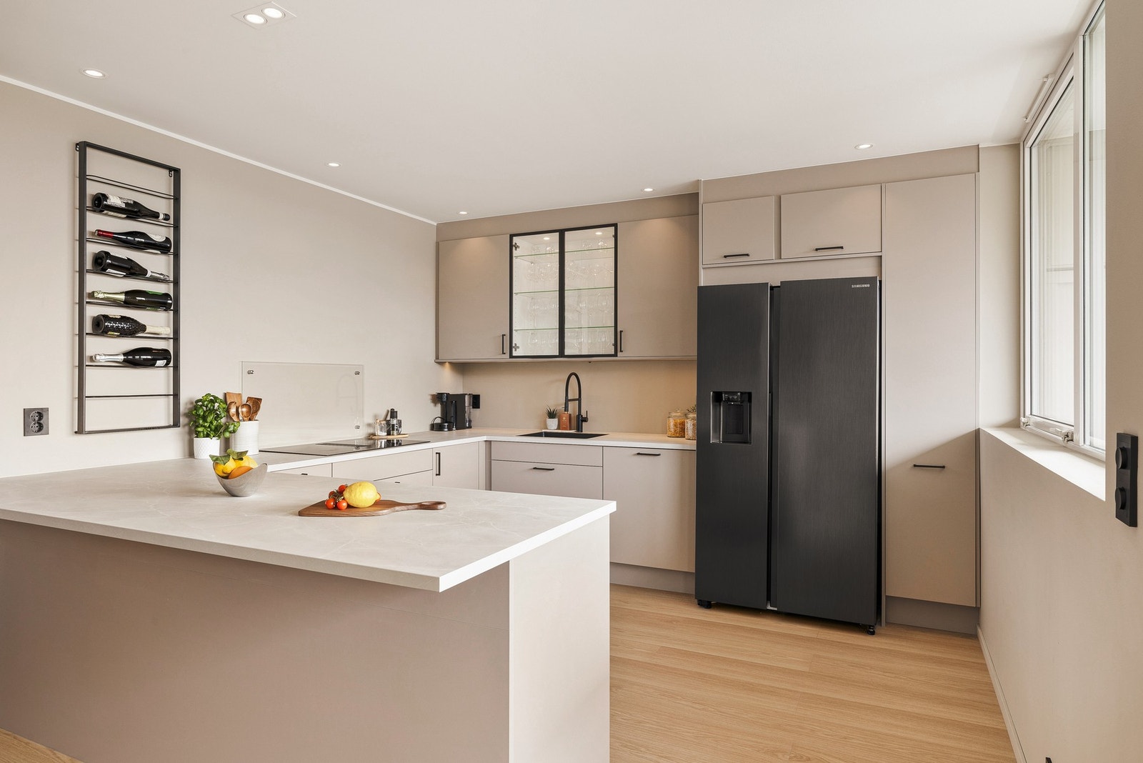 Kjøkkenet ble oppgradert i 2024 med en moderne kjøkkeninnredning som har slette fronter Galleribilde