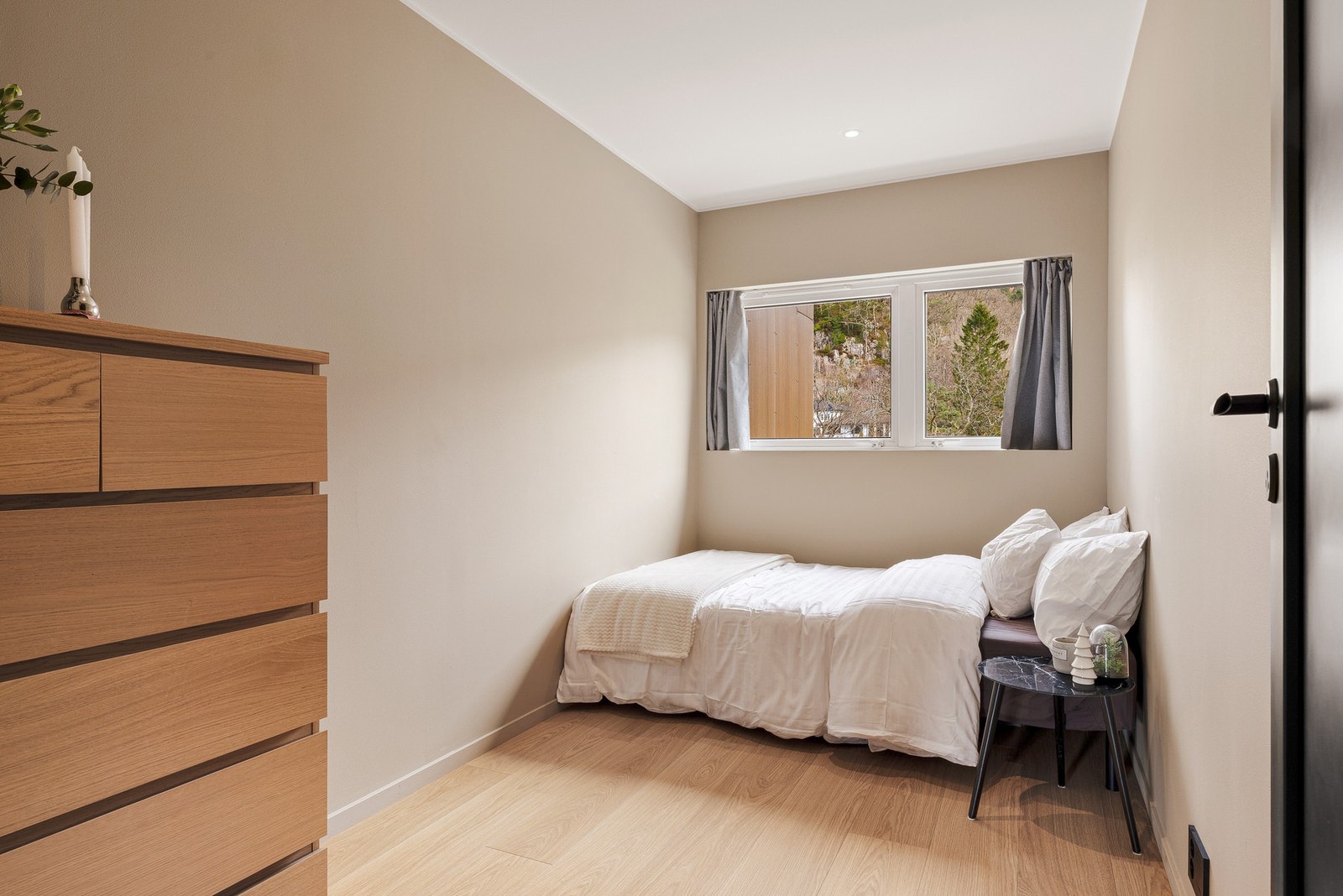 Soverommene er på hhv. 10,7m² og 7,6m² Galleribilde