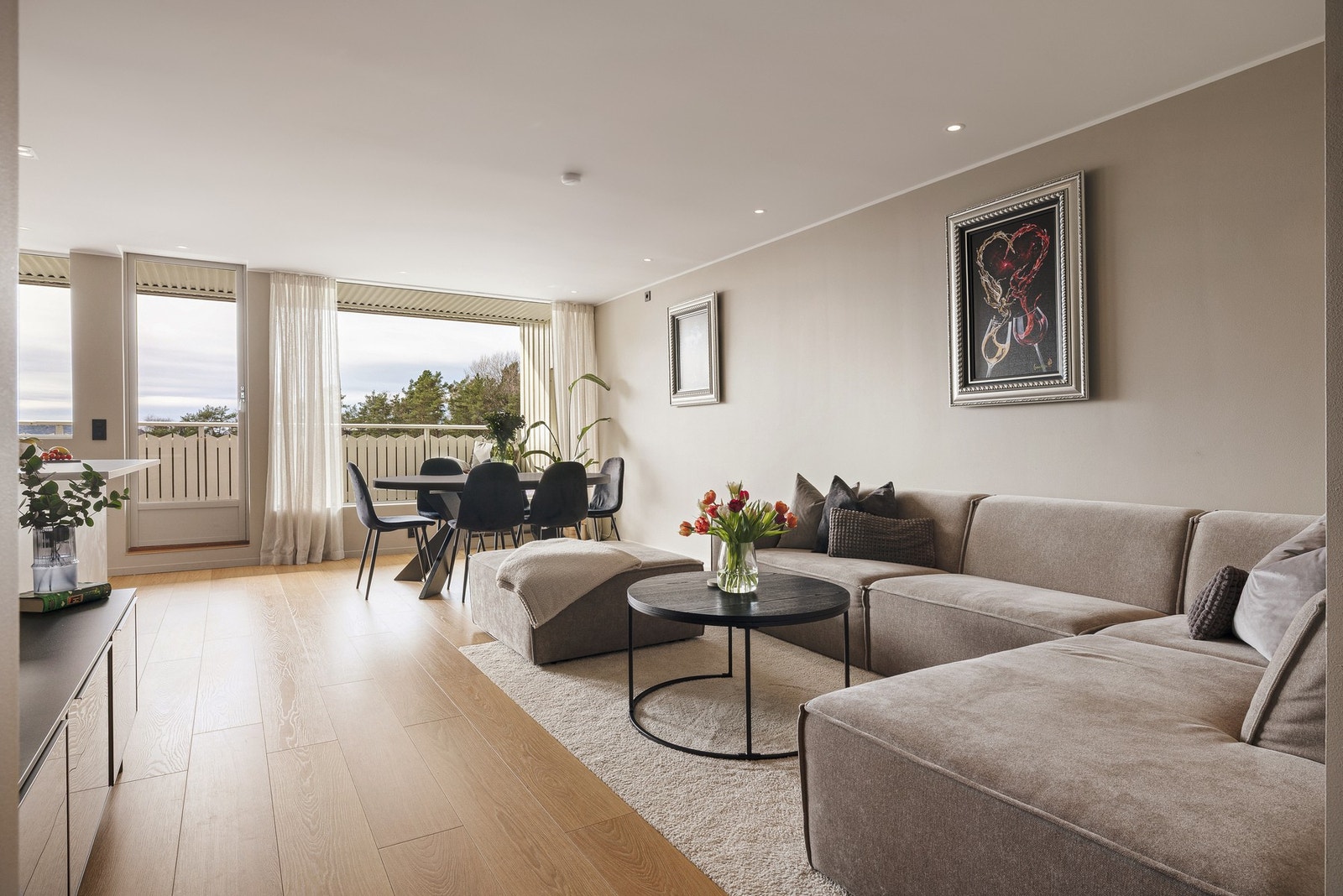 Fra stue er det utgang til en trivelig overbygd balkong på hele 16,4m² Galleribilde