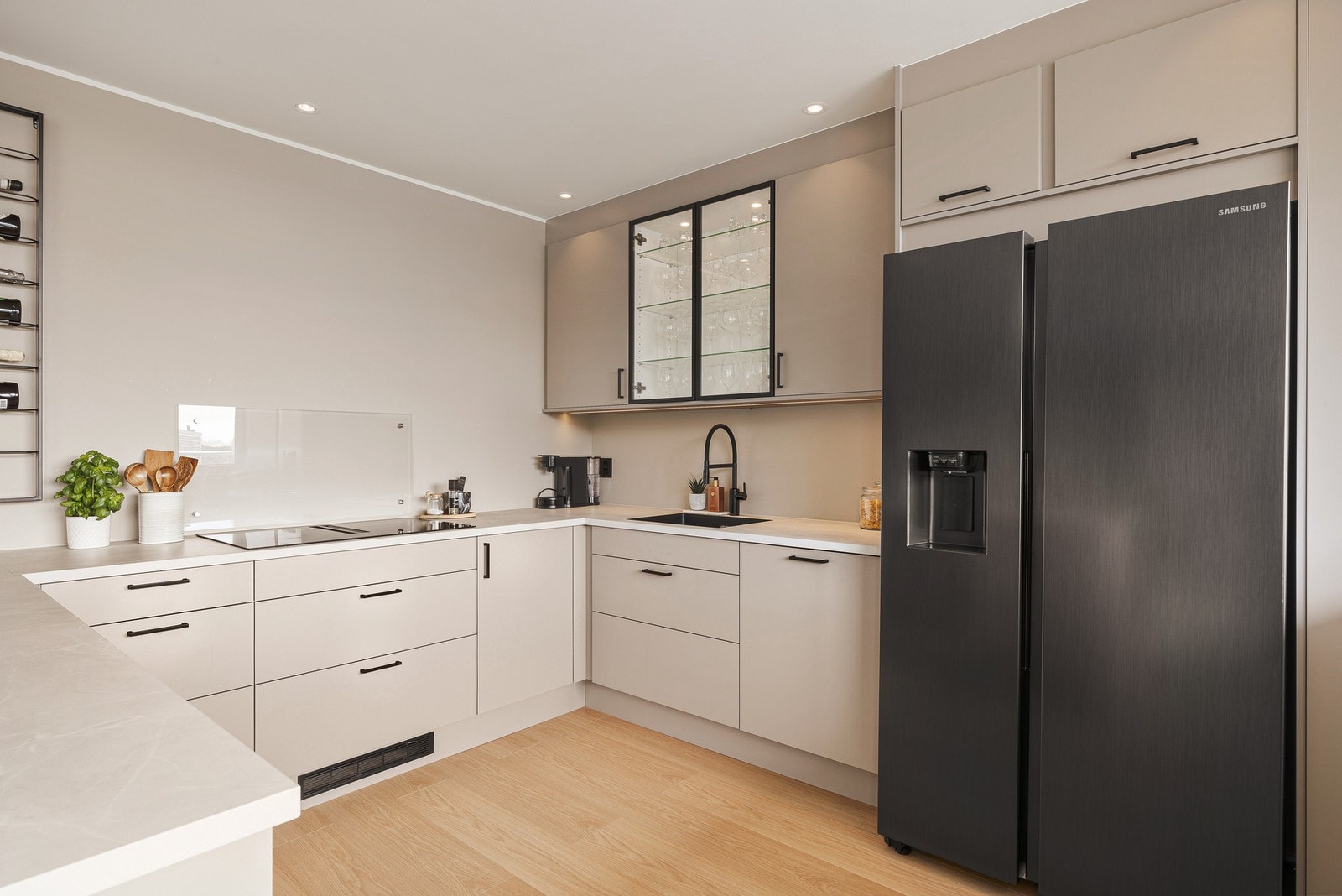 Kjøkkenet er utstyrt med integrerte hvitevarer, inkludert induksjonsplatetopp, stekeovn og oppvaskmaskin. I tillegg er det oppvaskkum og ventilator med kullfilter Galleribilde