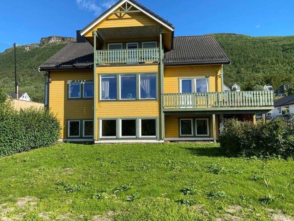 Hele huset med hage Galleribilde