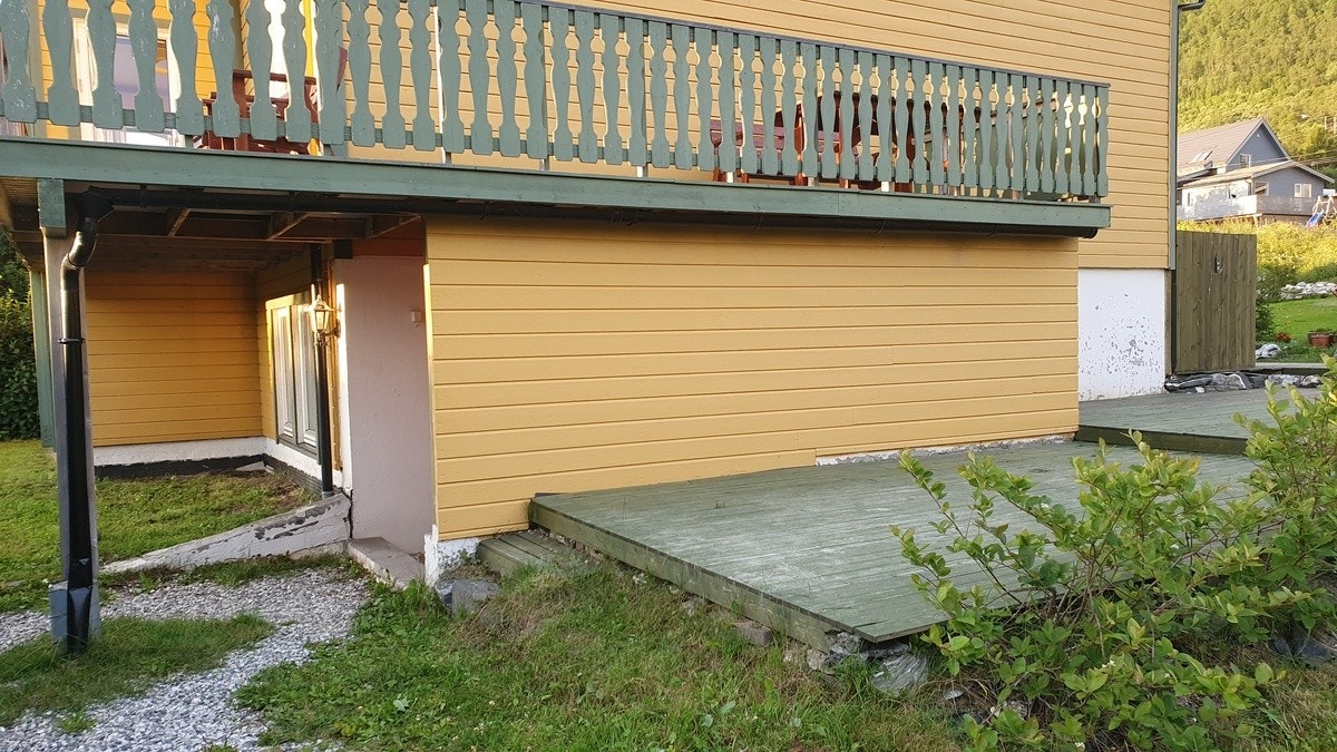 Terasse mot sør med inngangsparti Galleribilde