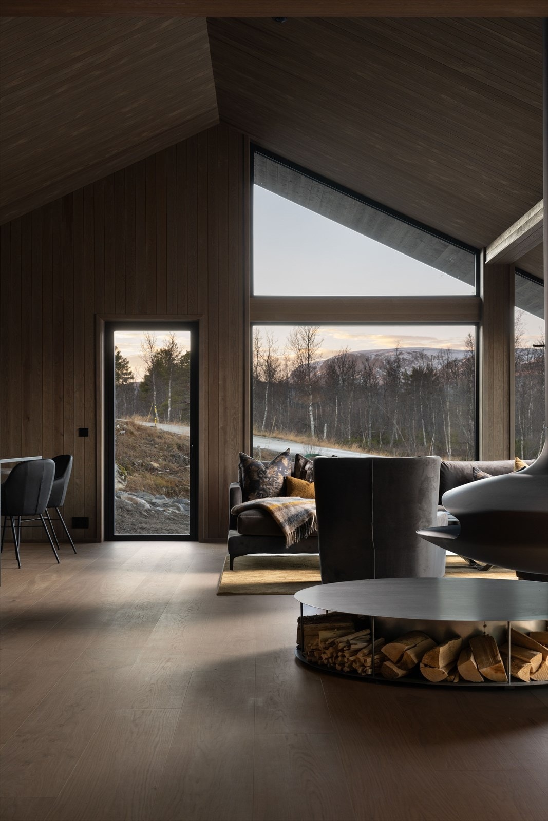 Fra store vinduer er det utsikt mot bl.a Hallingskarvet og Geilo Galleribilde