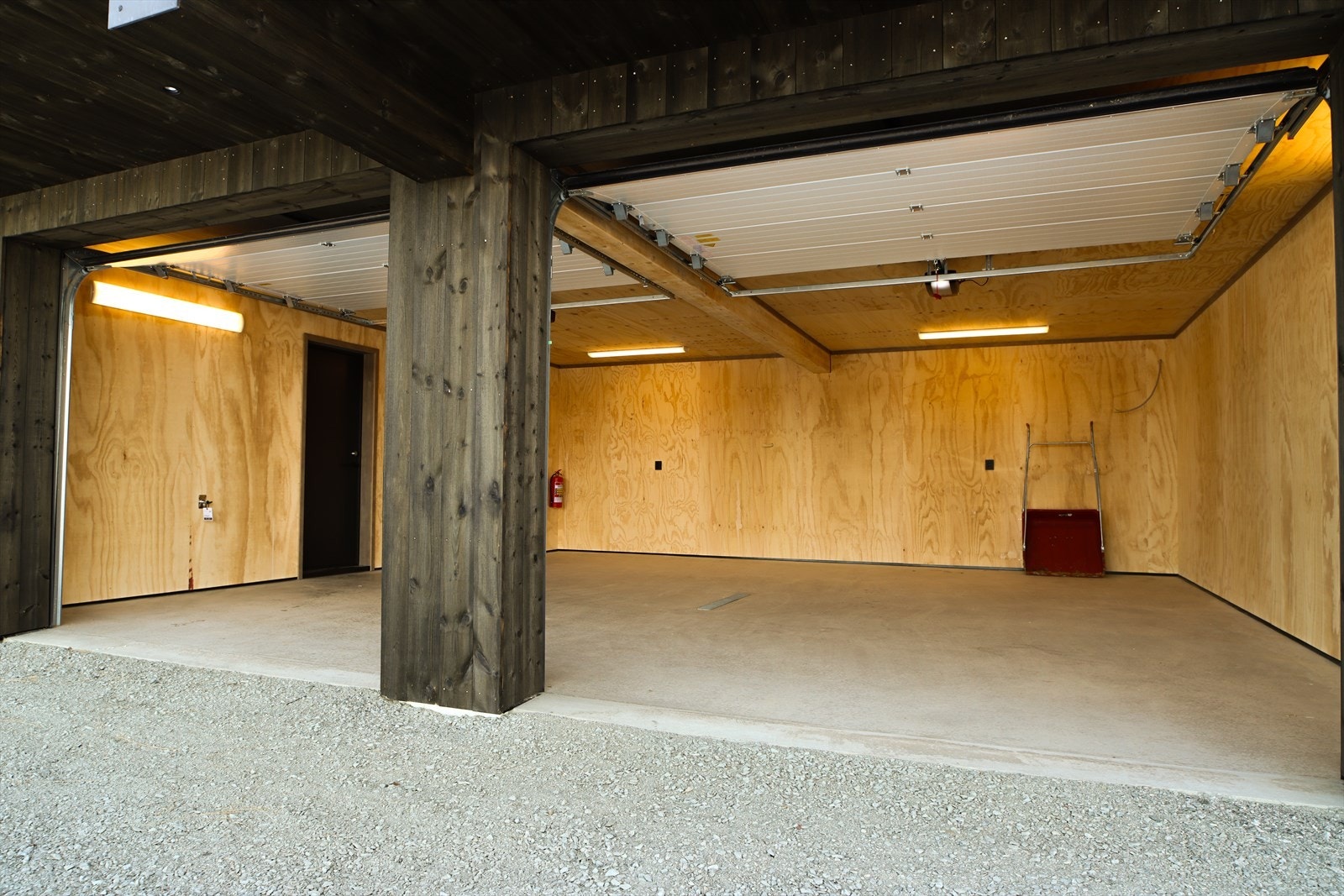 Det er klargjort for el-bil lader og varmevifte i garasjen. - selgers foto Galleribilde