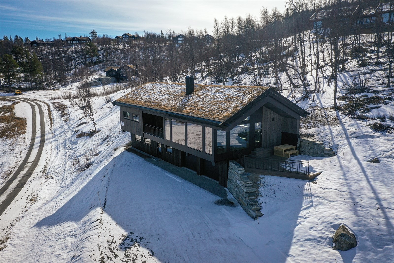 Hyttemodellen DIS holder en høy håndverksmessig standard og er oppført av lokale dyktige håndverkere fra Øen Hyttebygg - Selgers eget foto Galleribilde