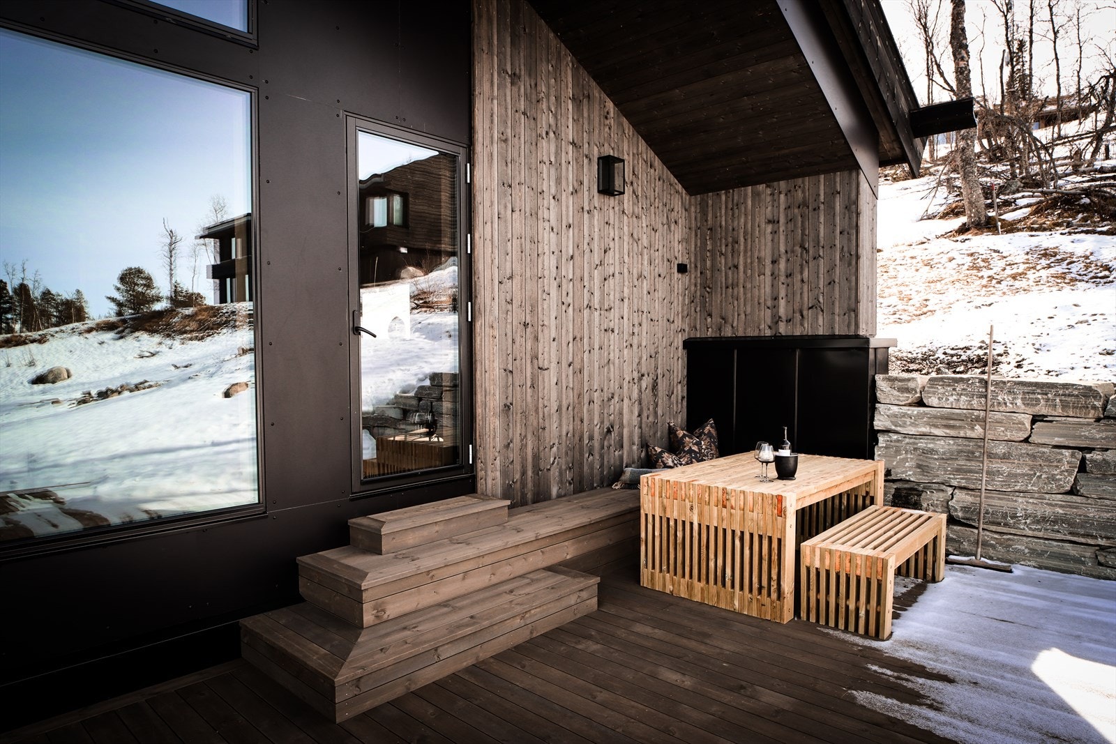 Koselig uteplass, delvis under tak -selgers foto Galleribilde