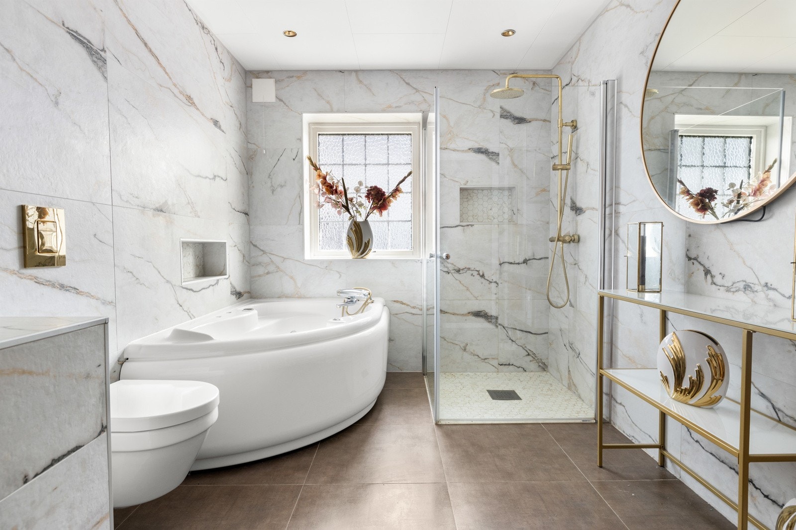 Nyere og lekkert bad fra 2021 med flislagte overflater, gulvvarme og downlights. Galleribilde