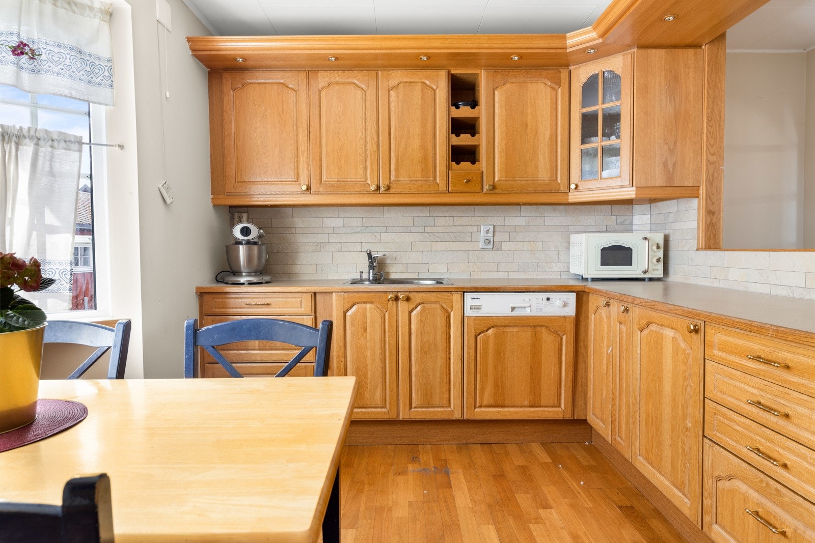 Kjøkkenet har profilerte fronter og laminat benkeplate. Galleribilde